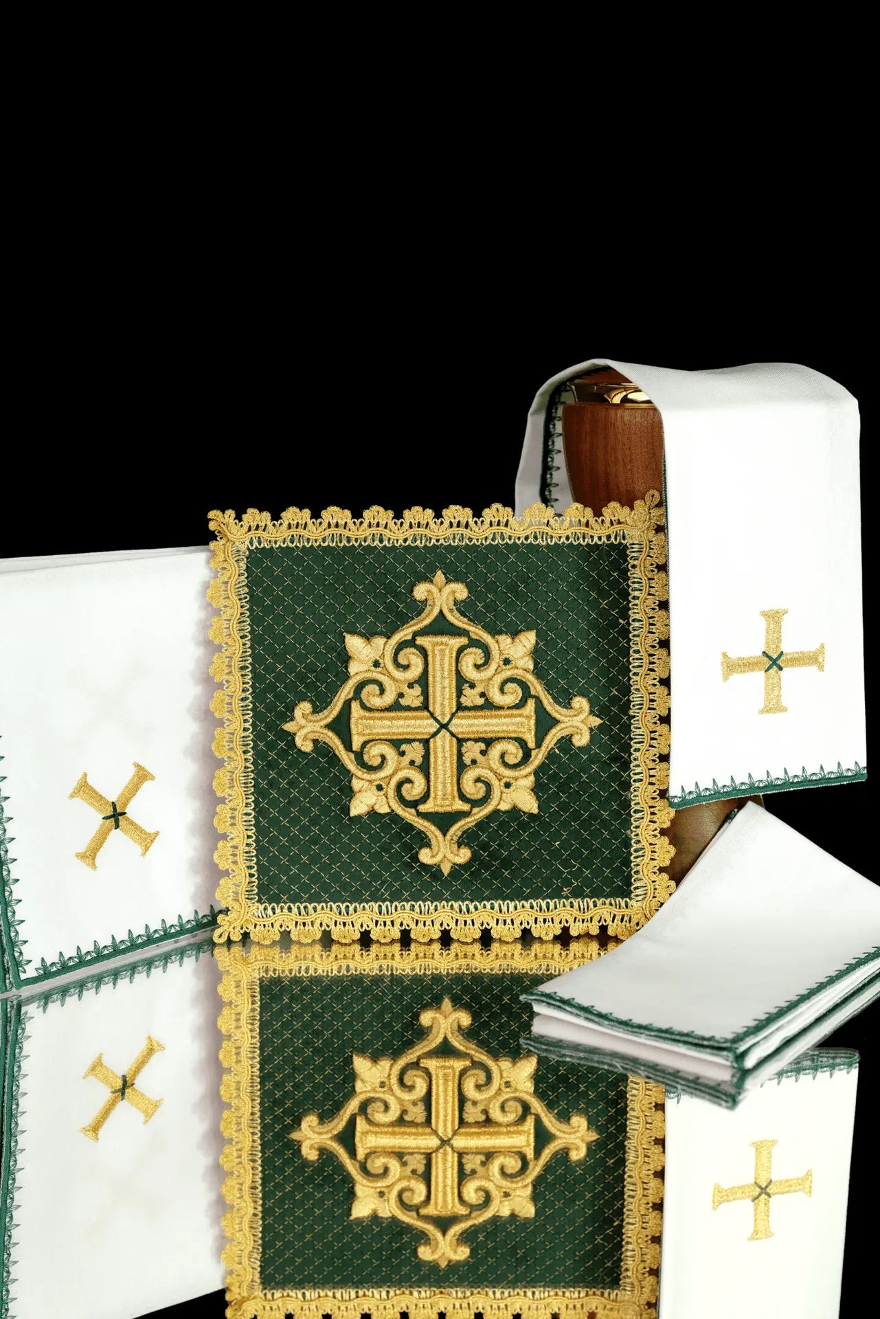 Conjunto de lino para cáliz de terciopelo verde con cruz bordada