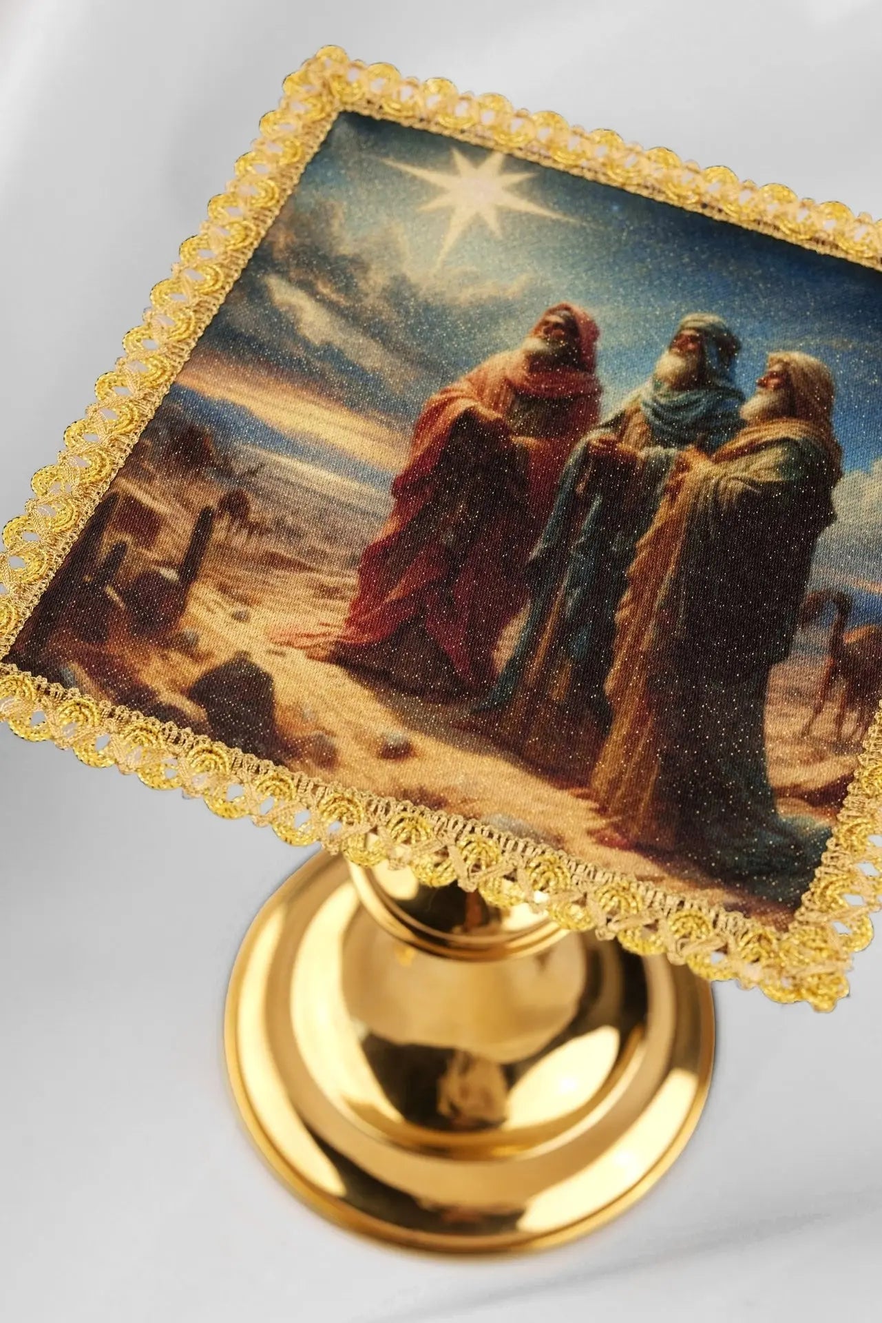 Lencería de cáliz con palla que representa a los Tres Reyes