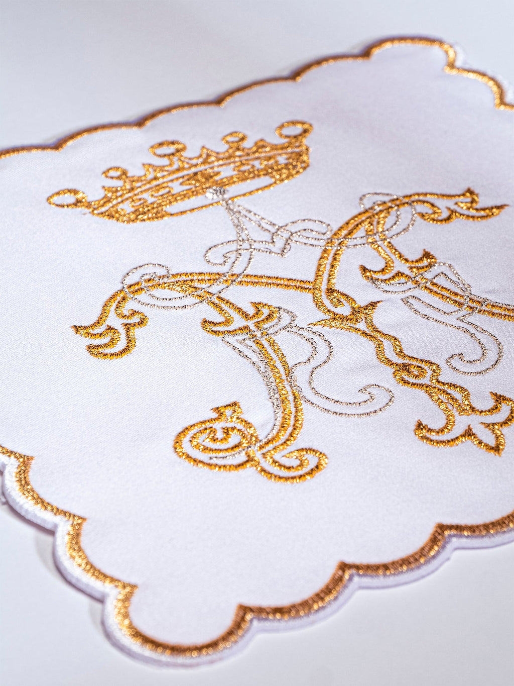 Bielizna kielichowa z złotym haftem maryjnym