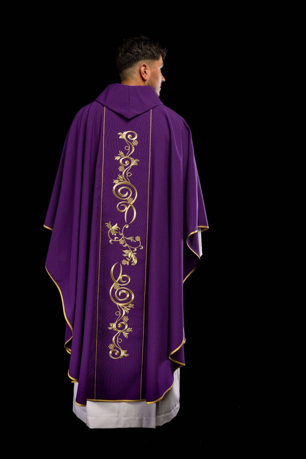 Bogato zdobiony fioletowy ornat z złotym motywem i szerokim pasem IHS