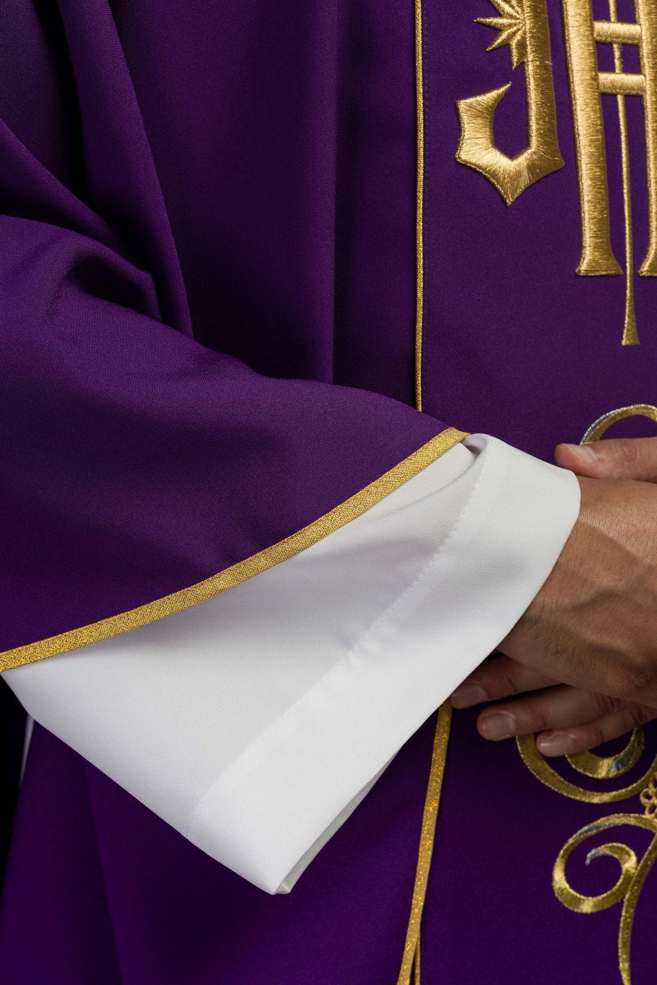 Bogato zdobiony fioletowy ornat z złotym motywem i szerokim pasem IHS