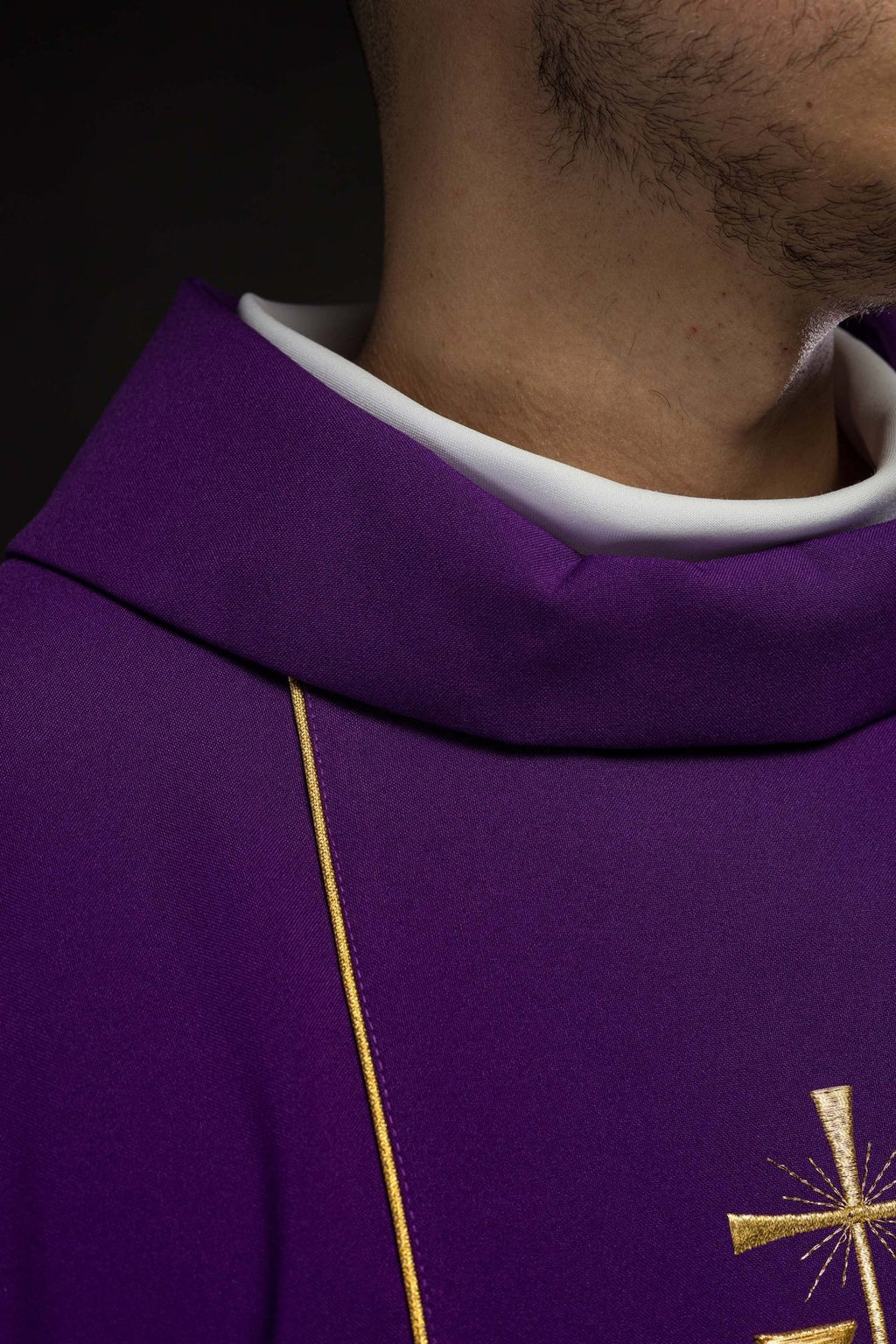 Bogato zdobiony fioletowy ornat z złotym motywem i szerokim pasem IHS