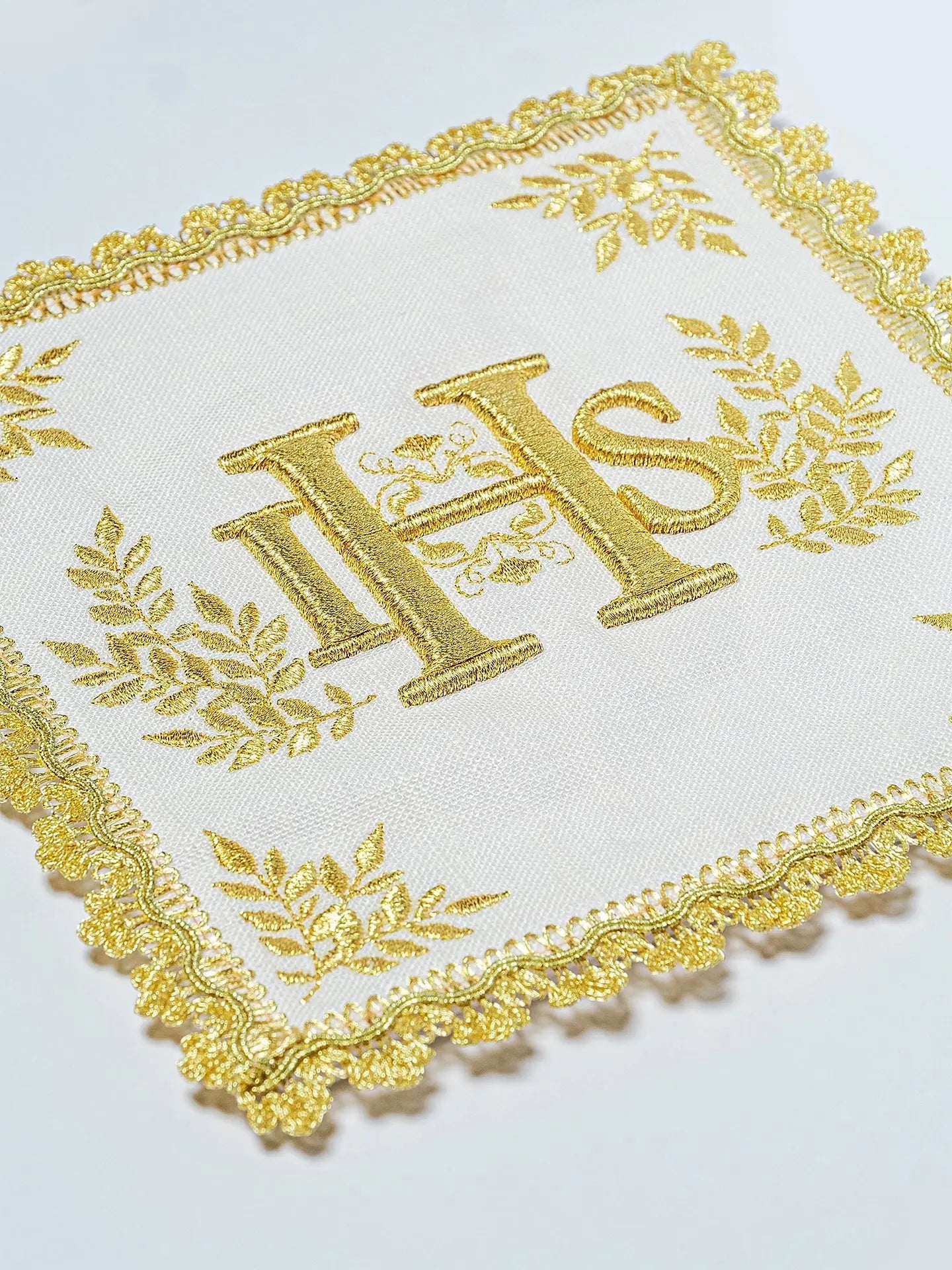 Juego de cáliz ricamente decorado con motivo IHS
