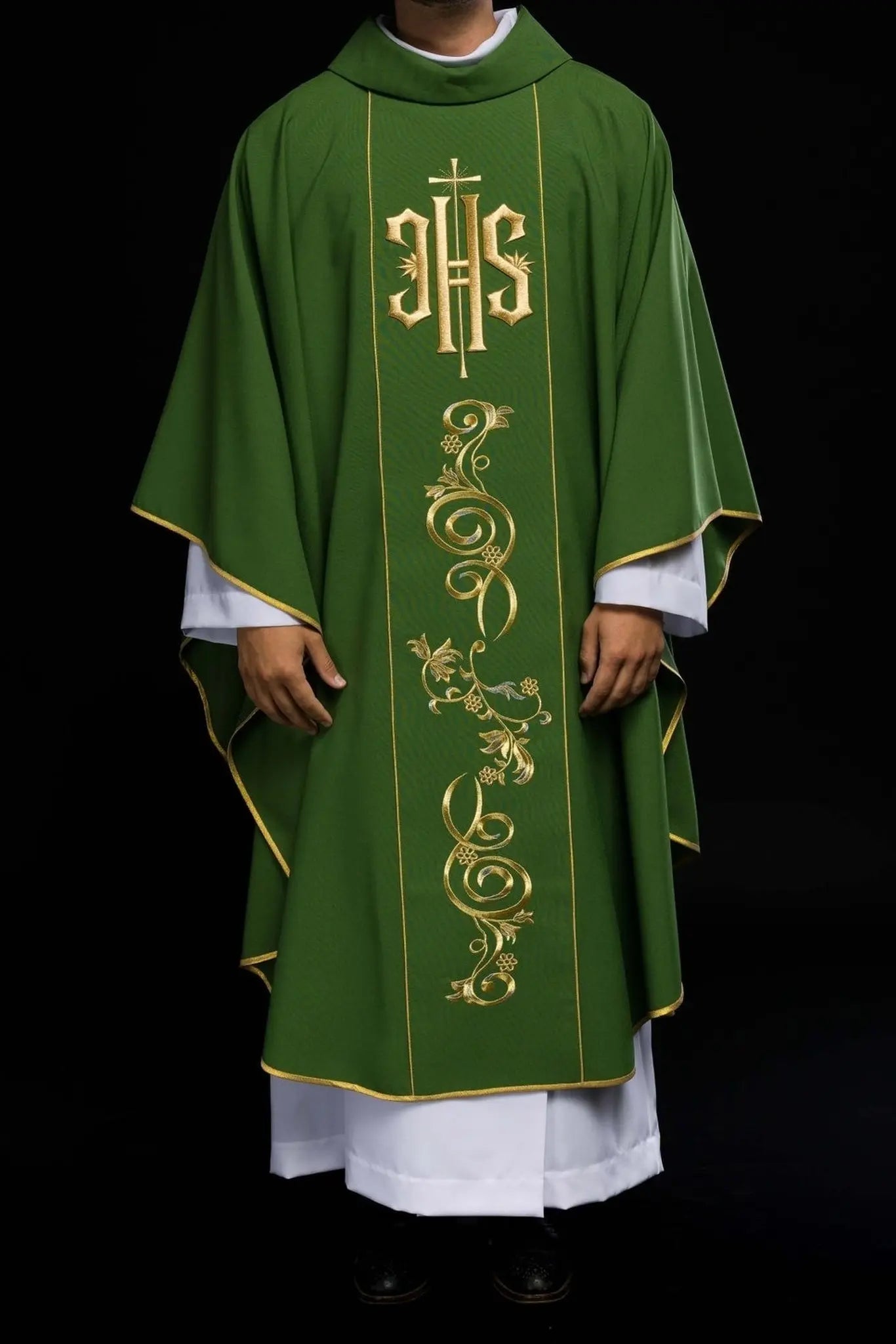 Casulla verde ricamente decorada con motivo dorado y banda ancha IHS