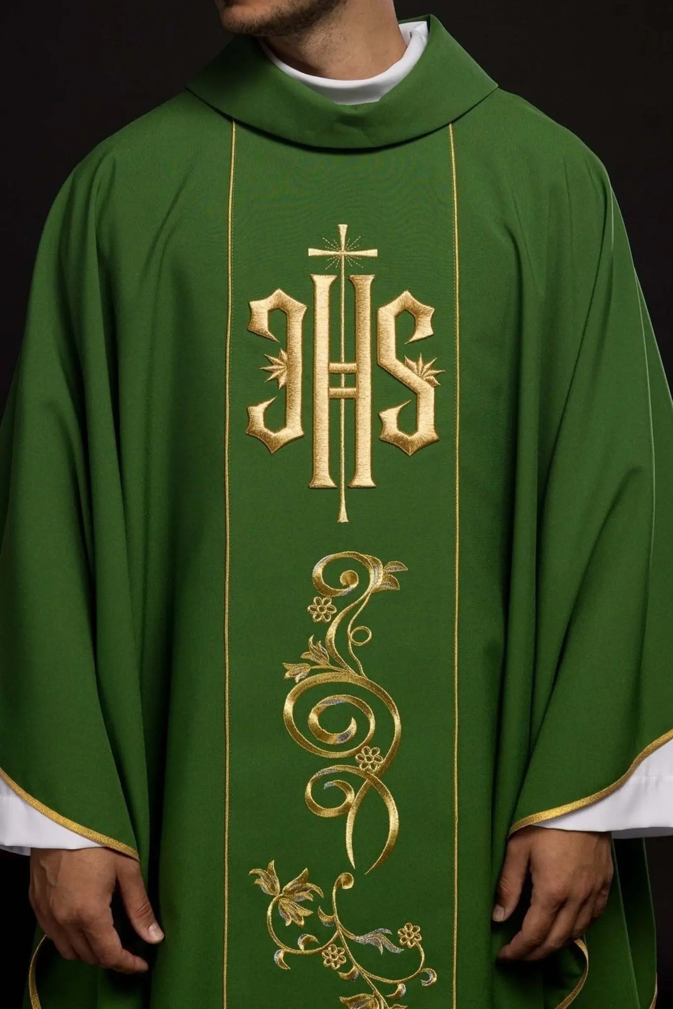 Casulla verde ricamente decorada con motivo dorado y banda ancha IHS