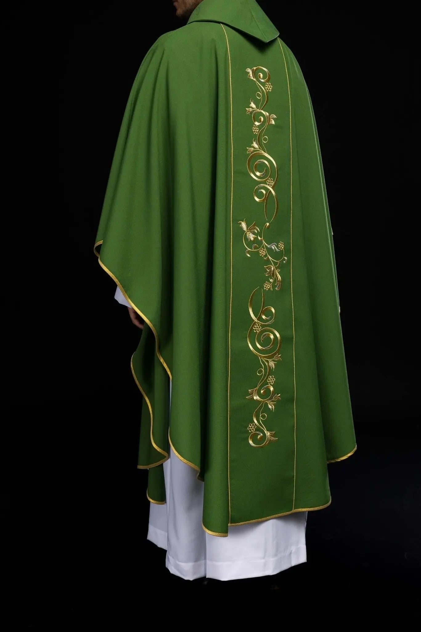 Casulla verde ricamente decorada con motivo dorado y banda ancha IHS