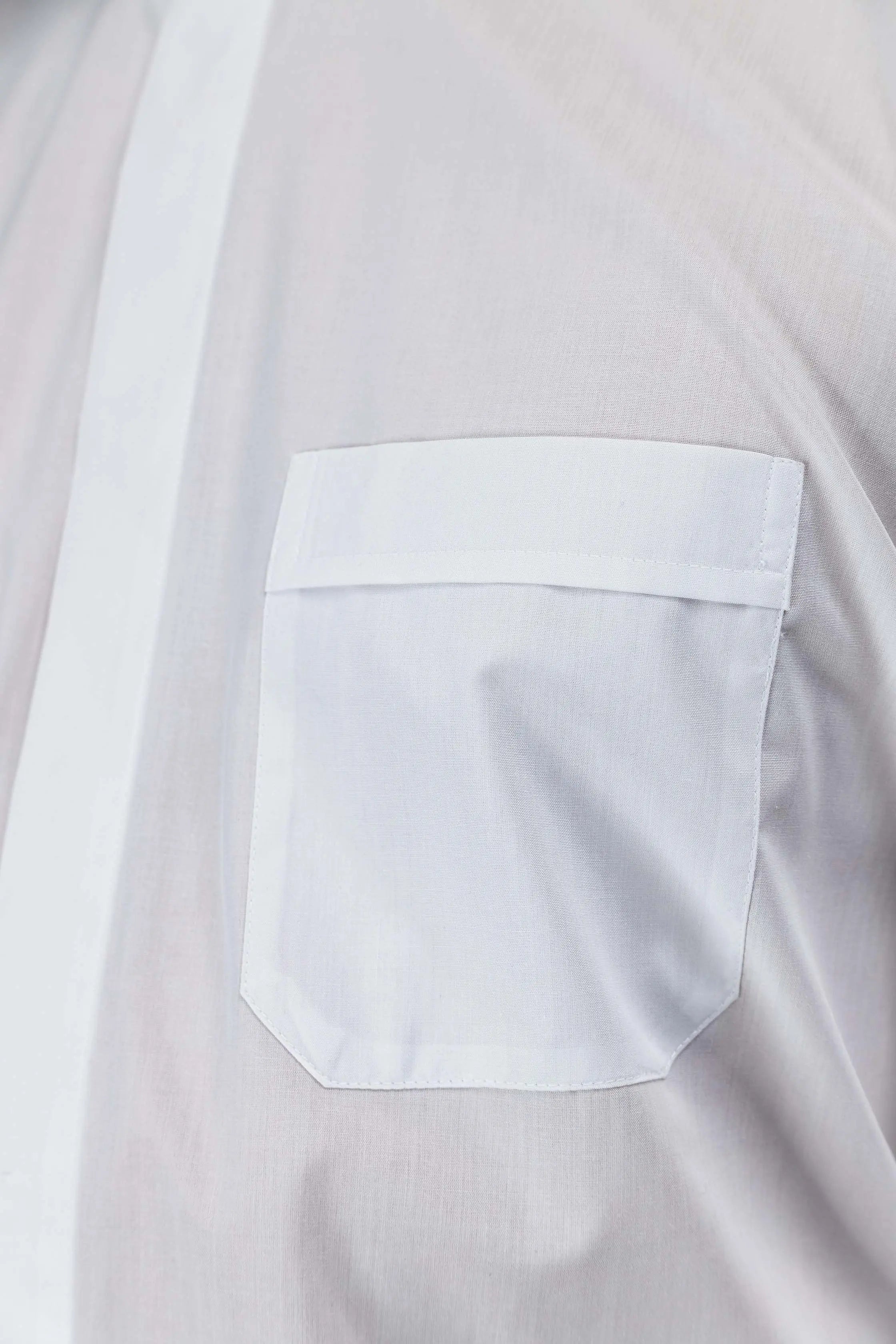 Camisa romana para clero blanca de manga larga con solapa de cuello