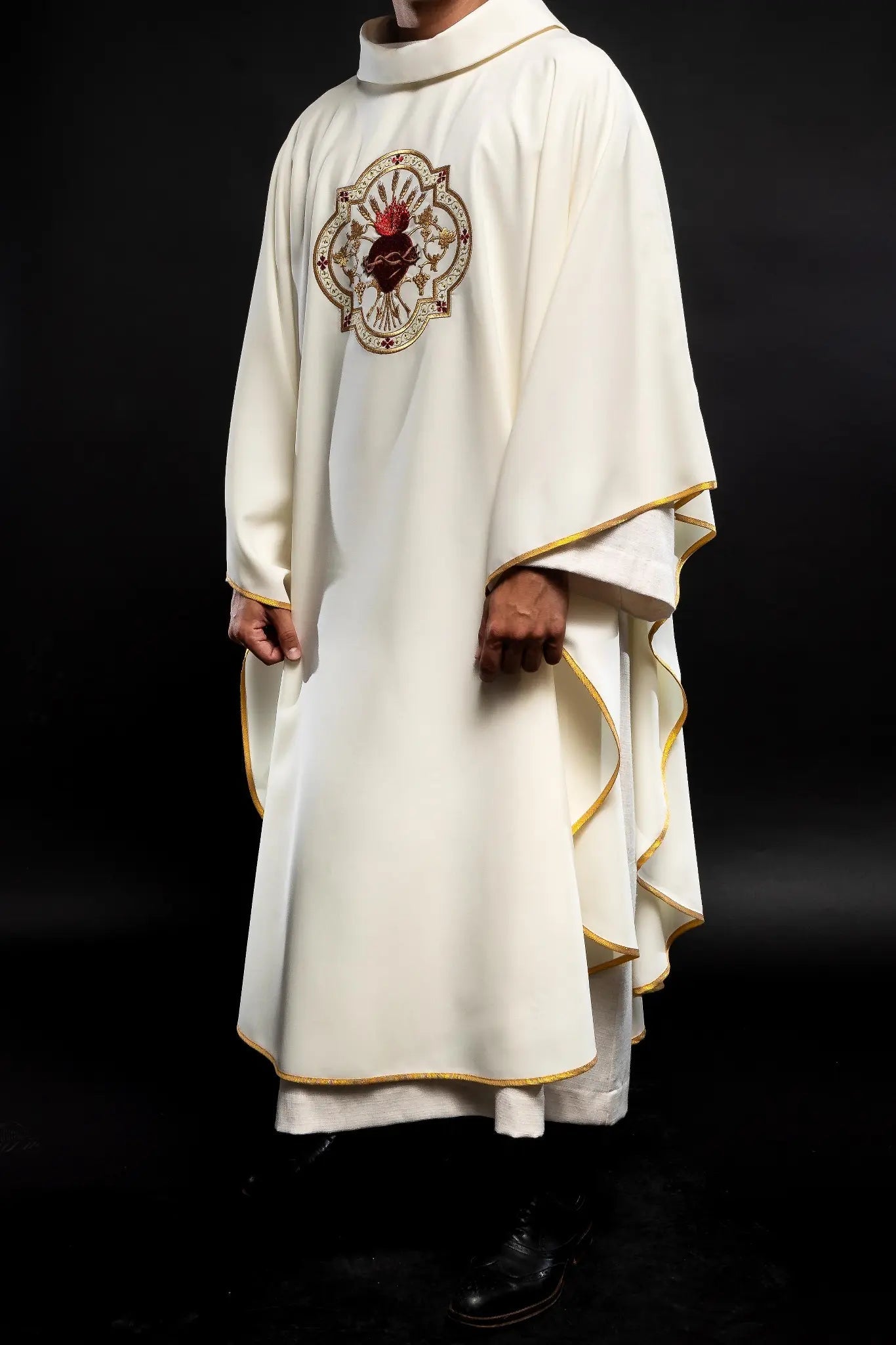 Chasuble with wide collar with embroidered NSPJ and Eucharistic chalice - HAFTINA ATELIER