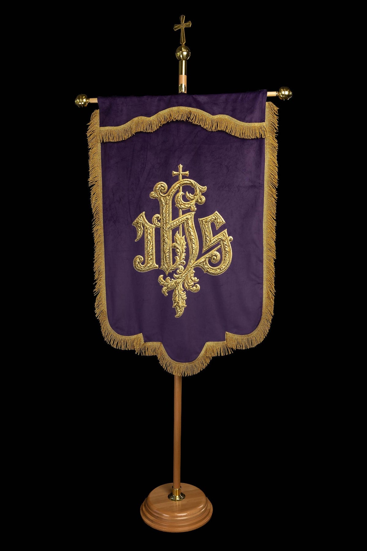 Estandarte morado para Cuaresma con monograma IHS y Pax, vista frontal con asta y bordado dorado
