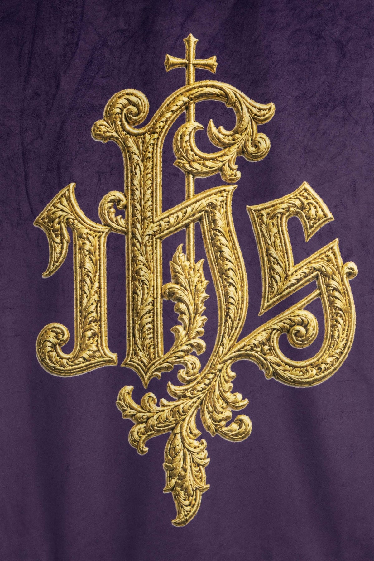 Morado estandarte con monograma IHS, primer plano del bordado dorado