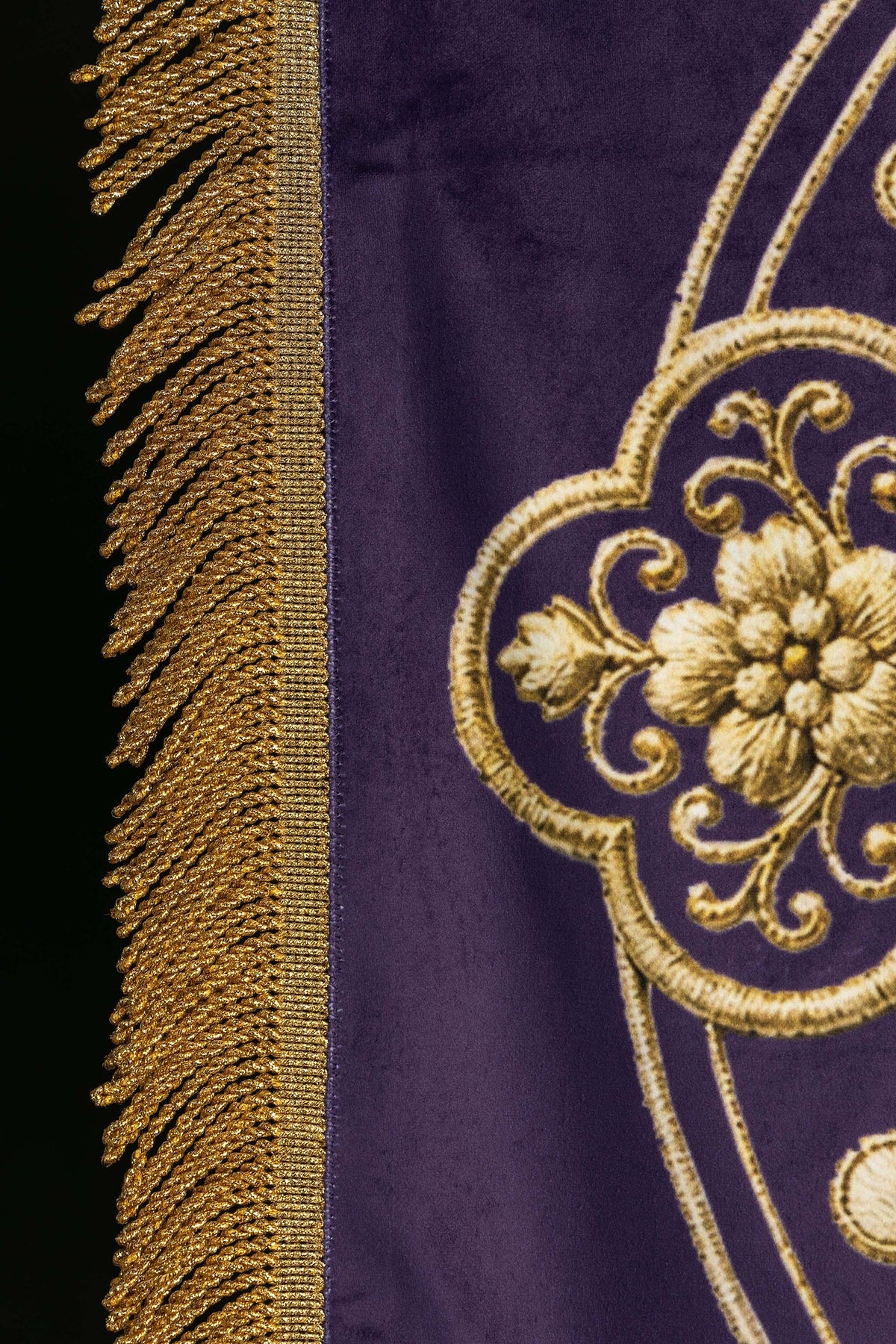 Morado estandarte con cruz ornamental y Alfa y Omega, detalle del bordado dorado