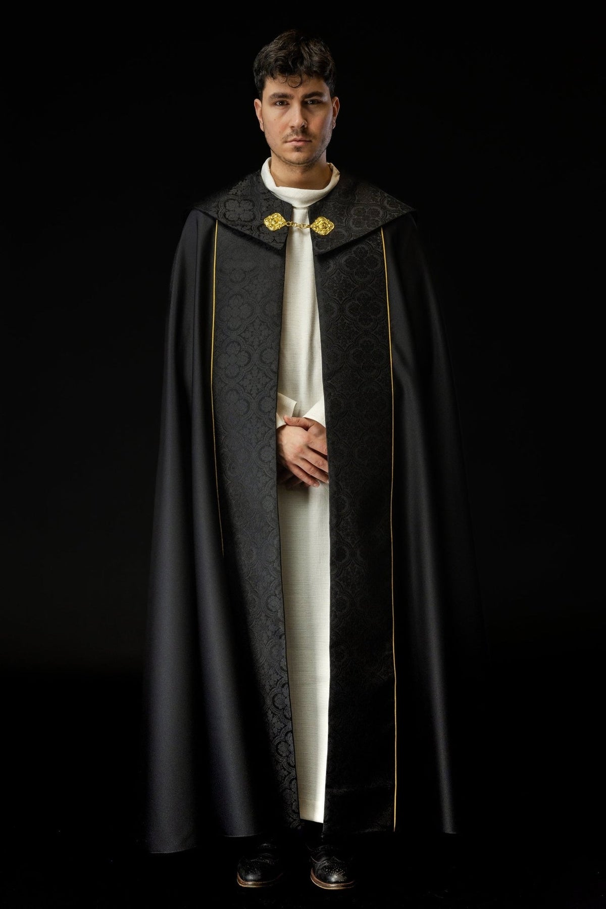 Czarna kapa liturgiczna z złotym haftem krzyża na żakardzie