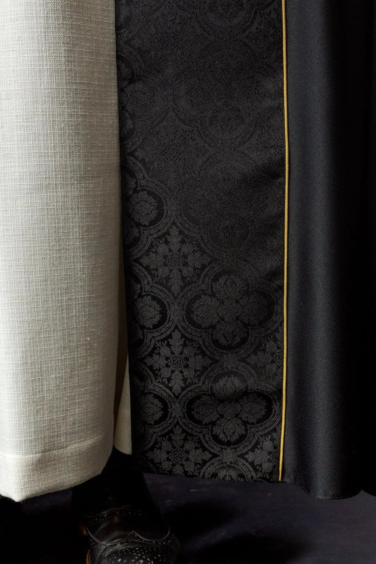 Capa litúrgica negra con bordado de cruz dorada en tela jacquard