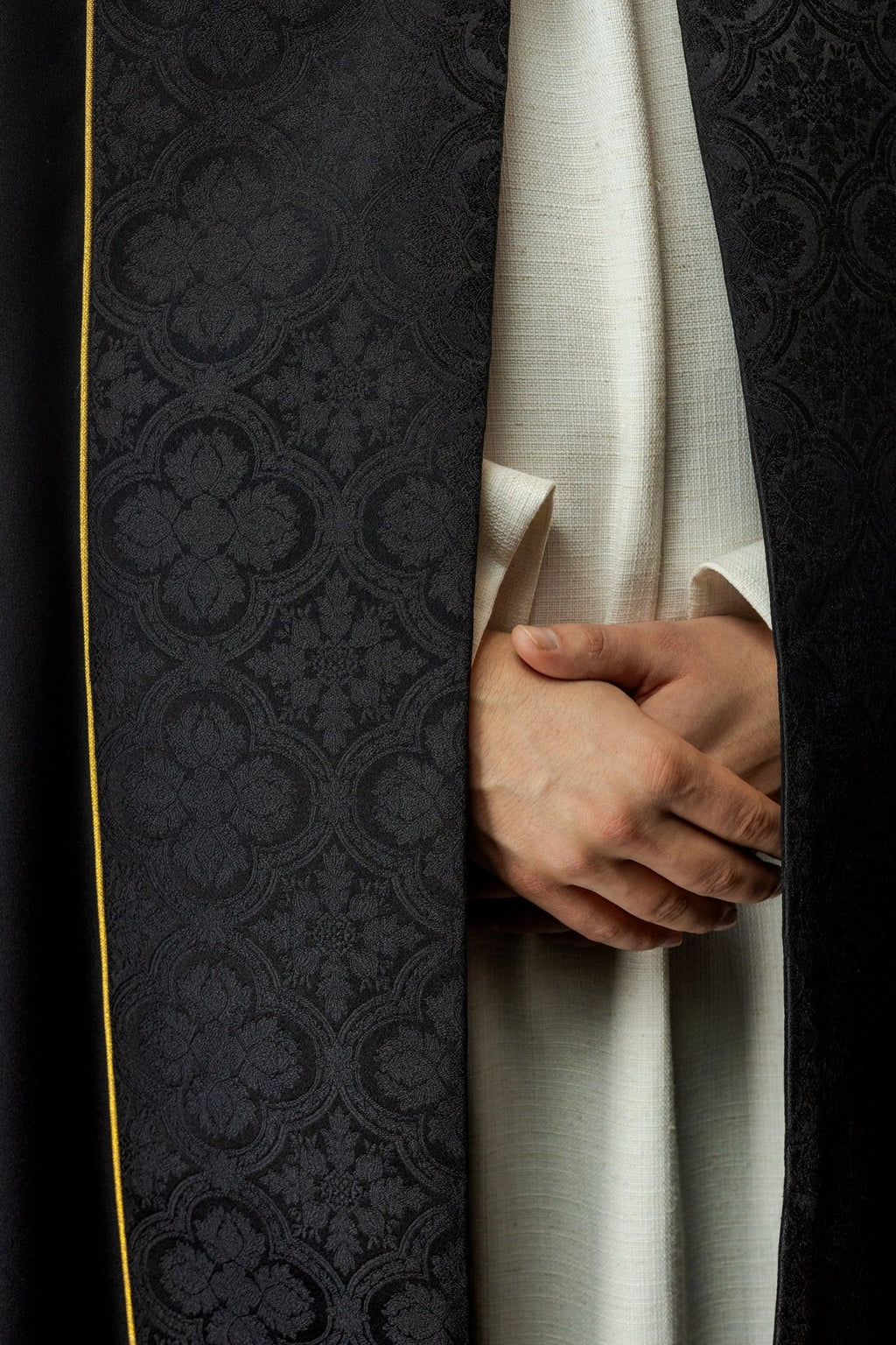 Czarna kapa liturgiczna z złotym haftem krzyża na żakardzie