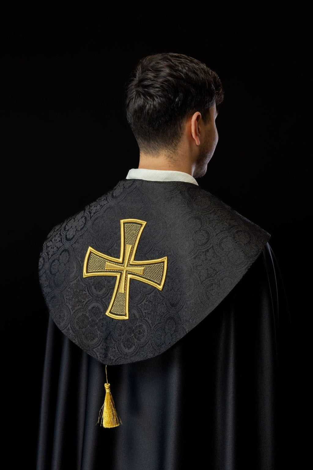 Czarna kapa liturgiczna z złotym haftem krzyża na żakardzie