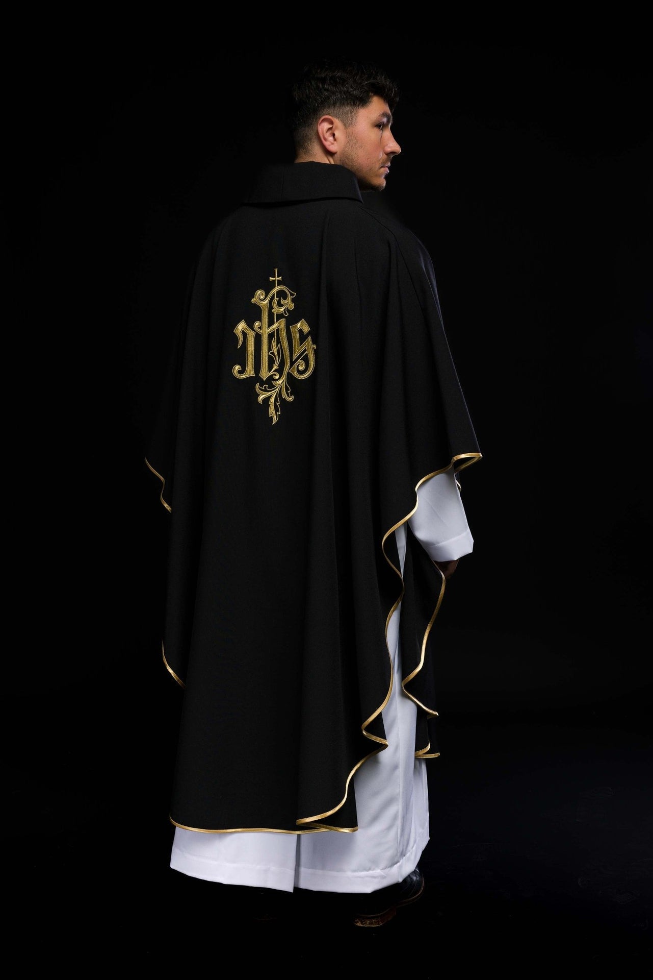 Czarny ornat haftowany IHS