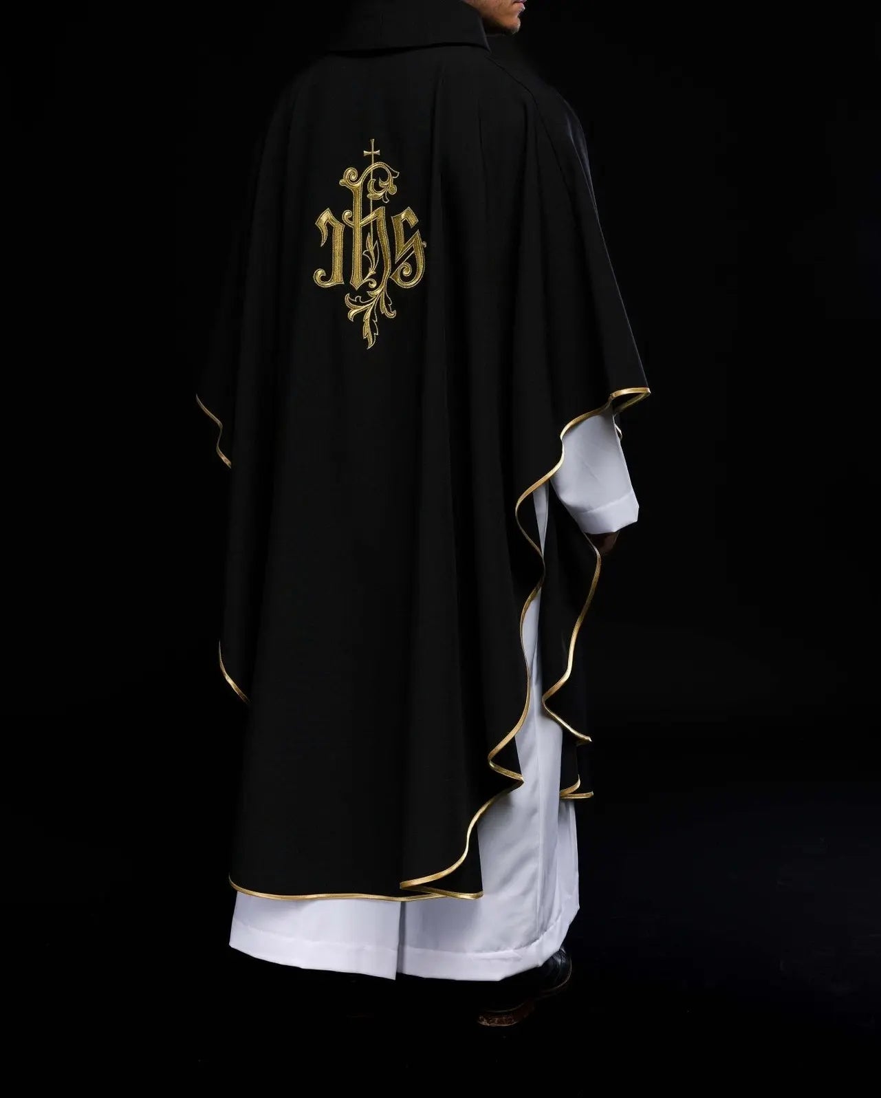 Casulla negra bordada con IHS