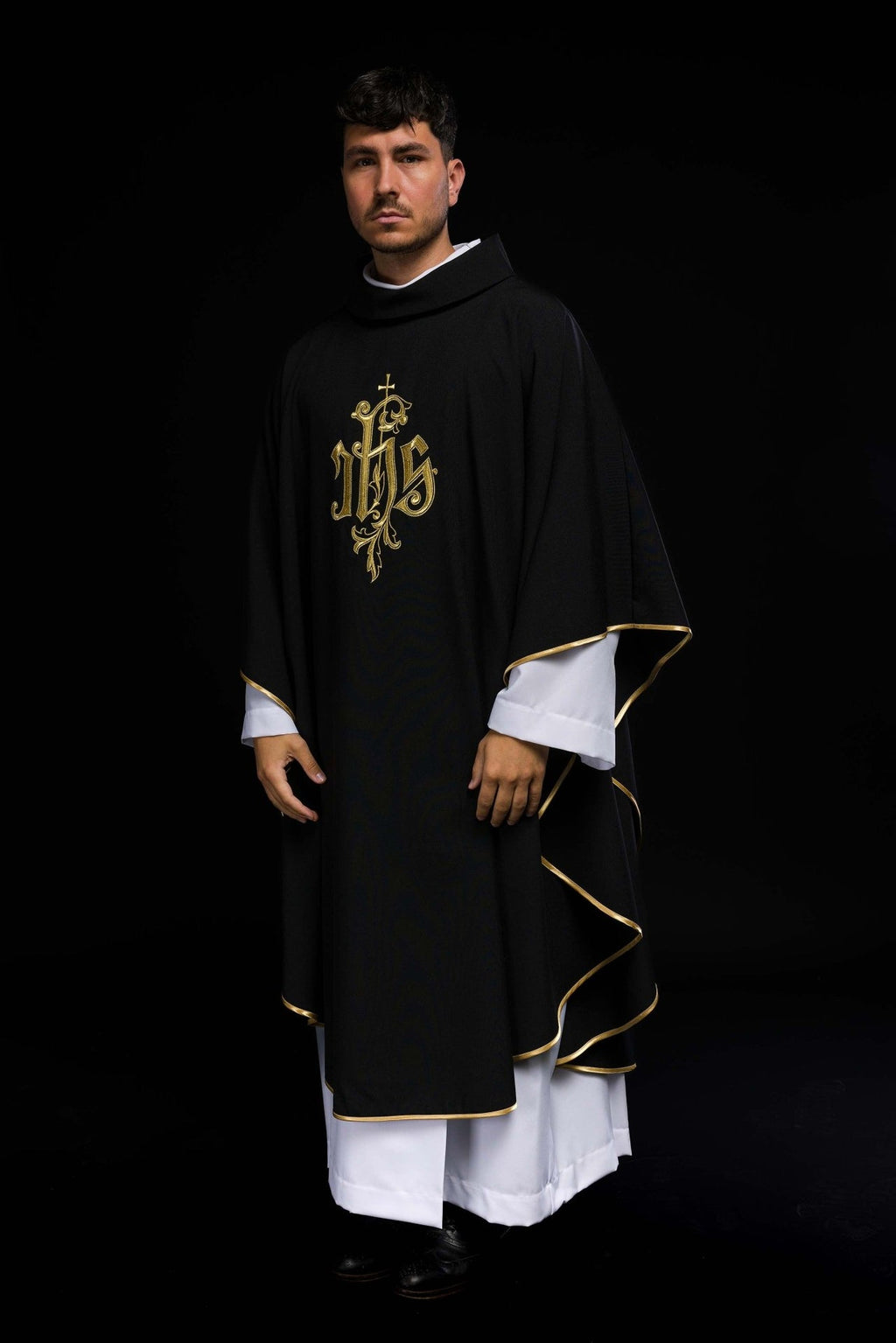 Czarny ornat haftowany IHS