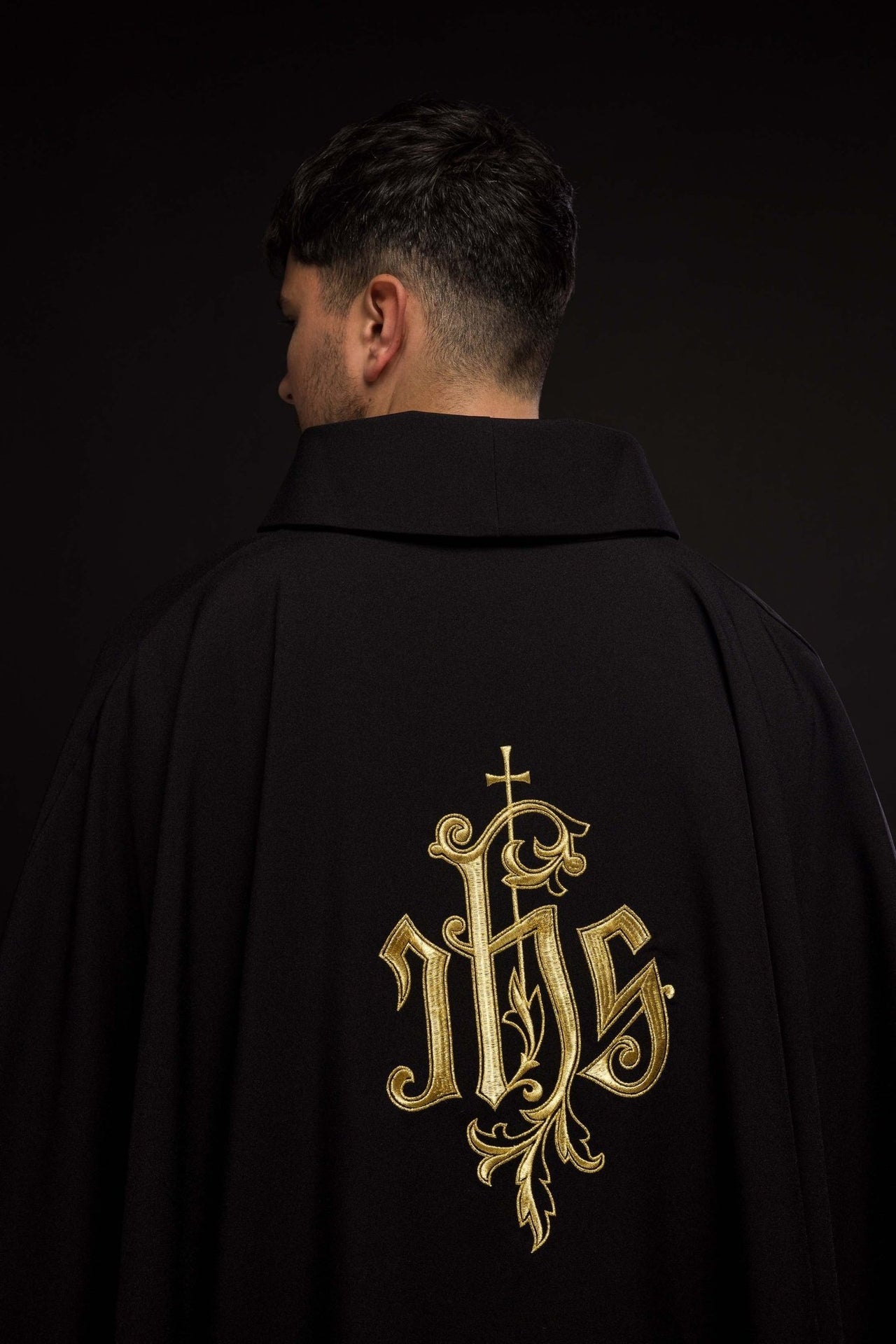 Czarny ornat haftowany IHS