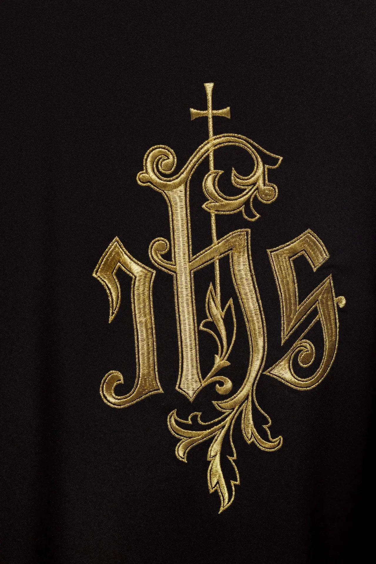 Casulla negra bordada con IHS