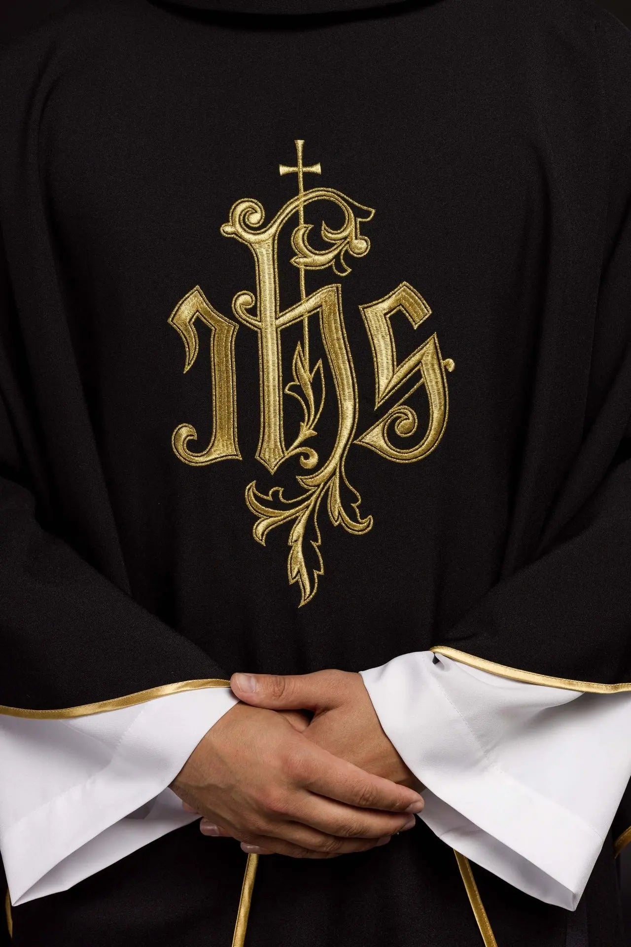 Casulla negra bordada con IHS