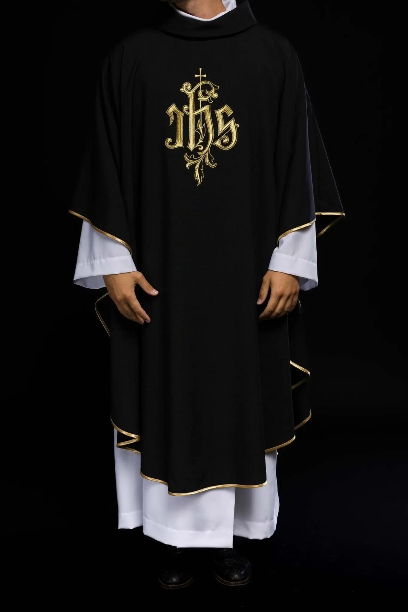 Casulla negra bordada con IHS
