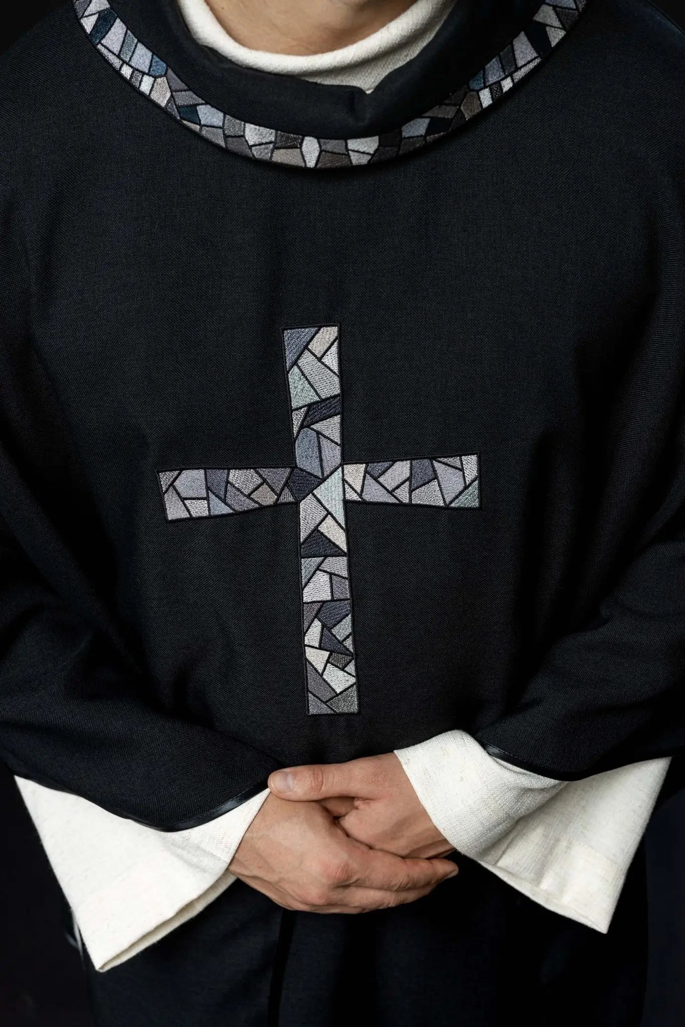 Casulla negra con cruz de mosaico