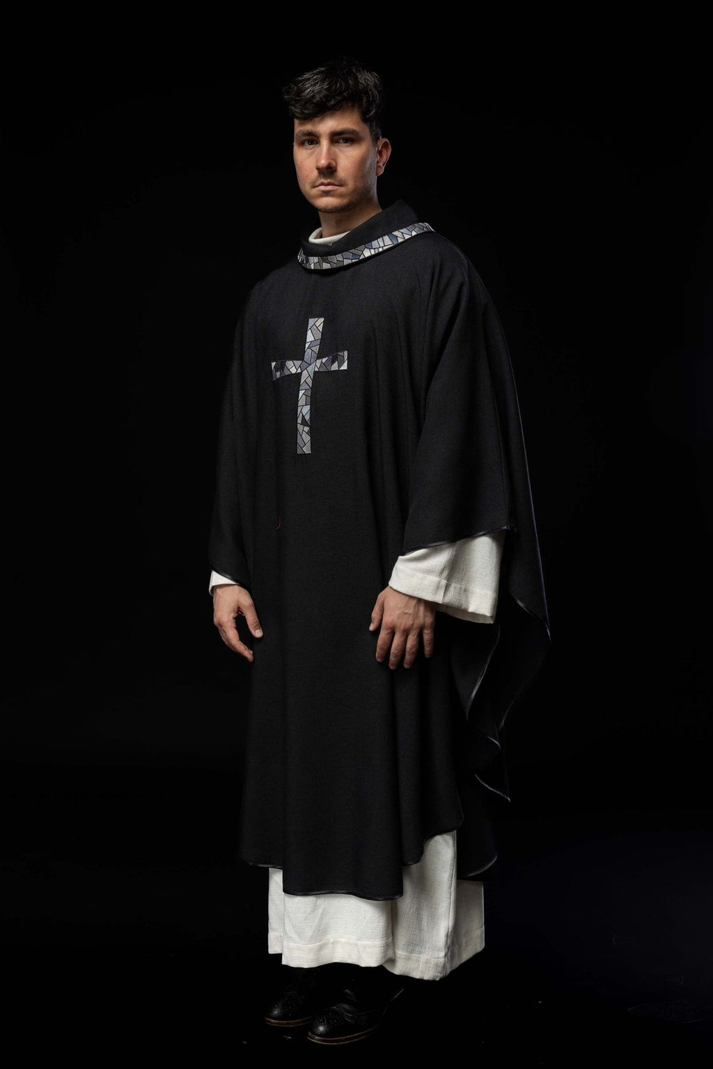 Czarny ornat z mozaikowym krzyżem