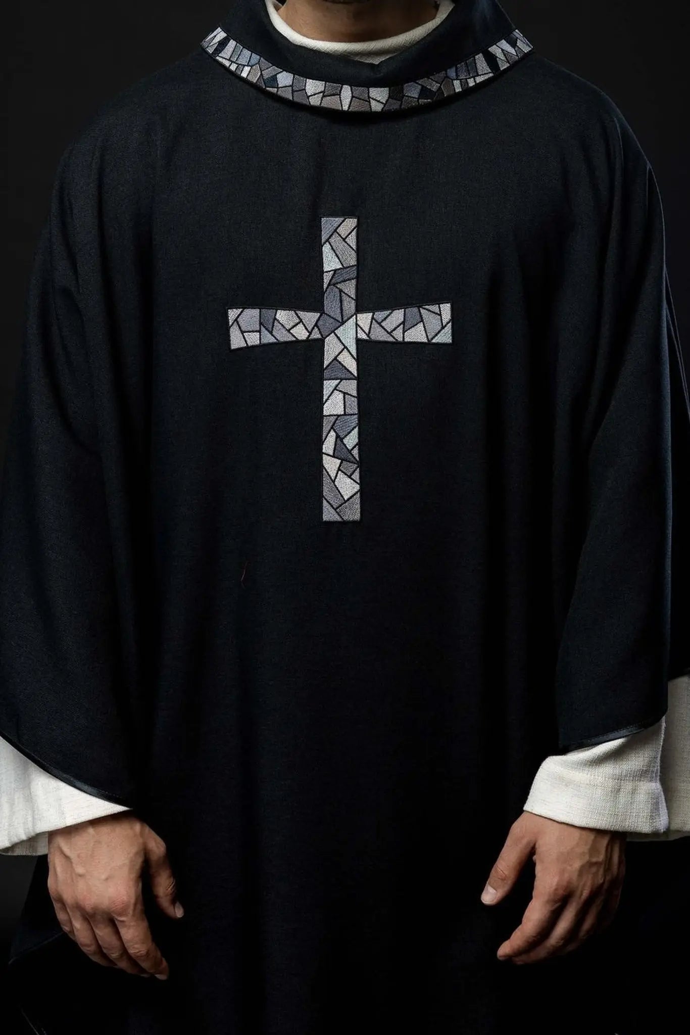Casulla negra con cruz de mosaico
