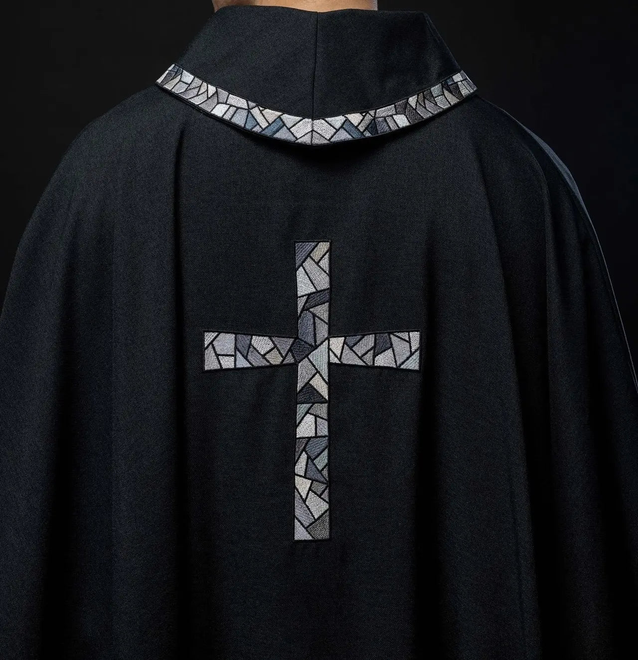 Casulla negra con cruz de mosaico