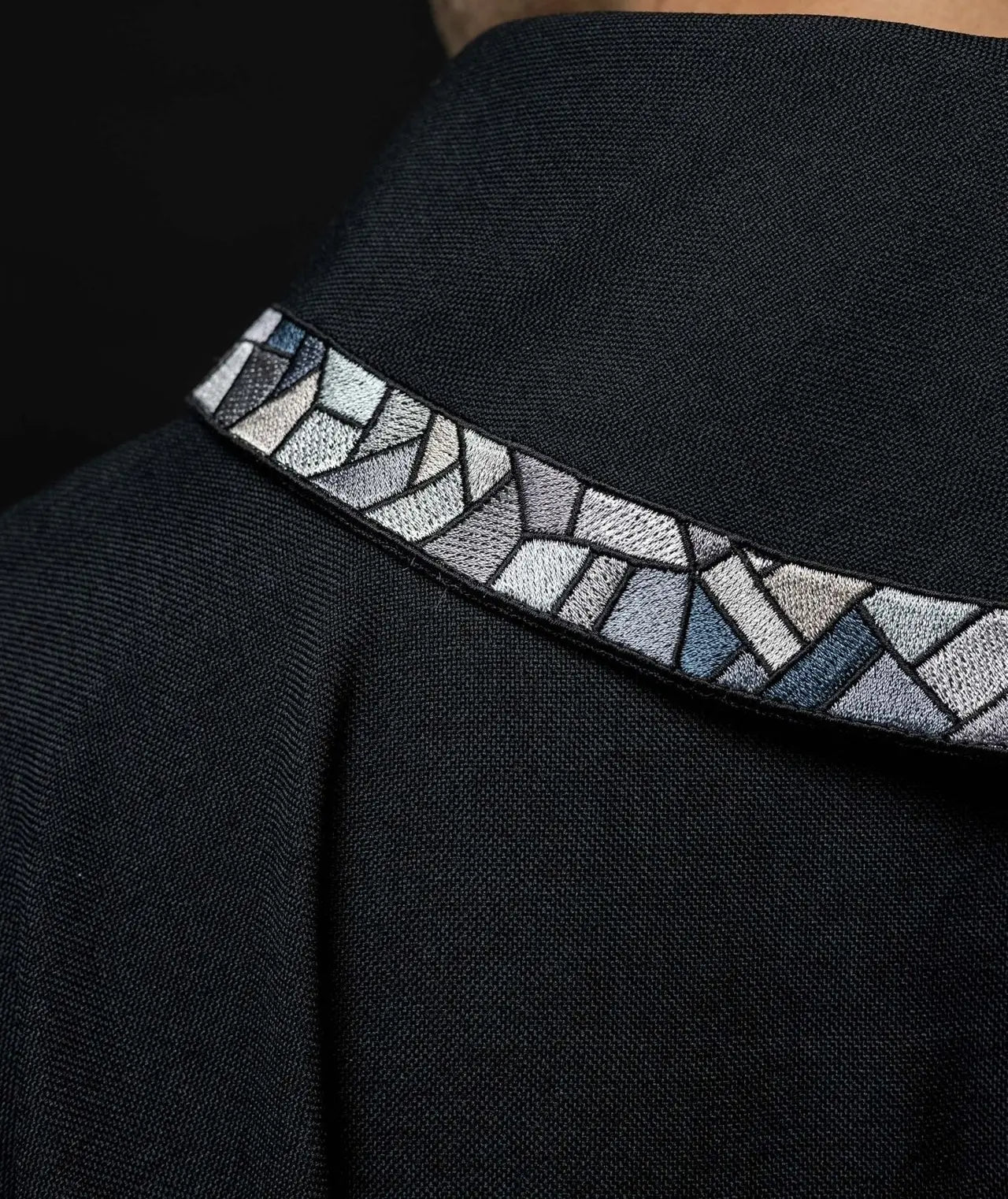 Casulla negra con cruz de mosaico