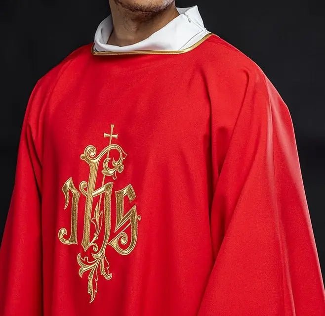Dalmática roja con diseño bordado IHS
