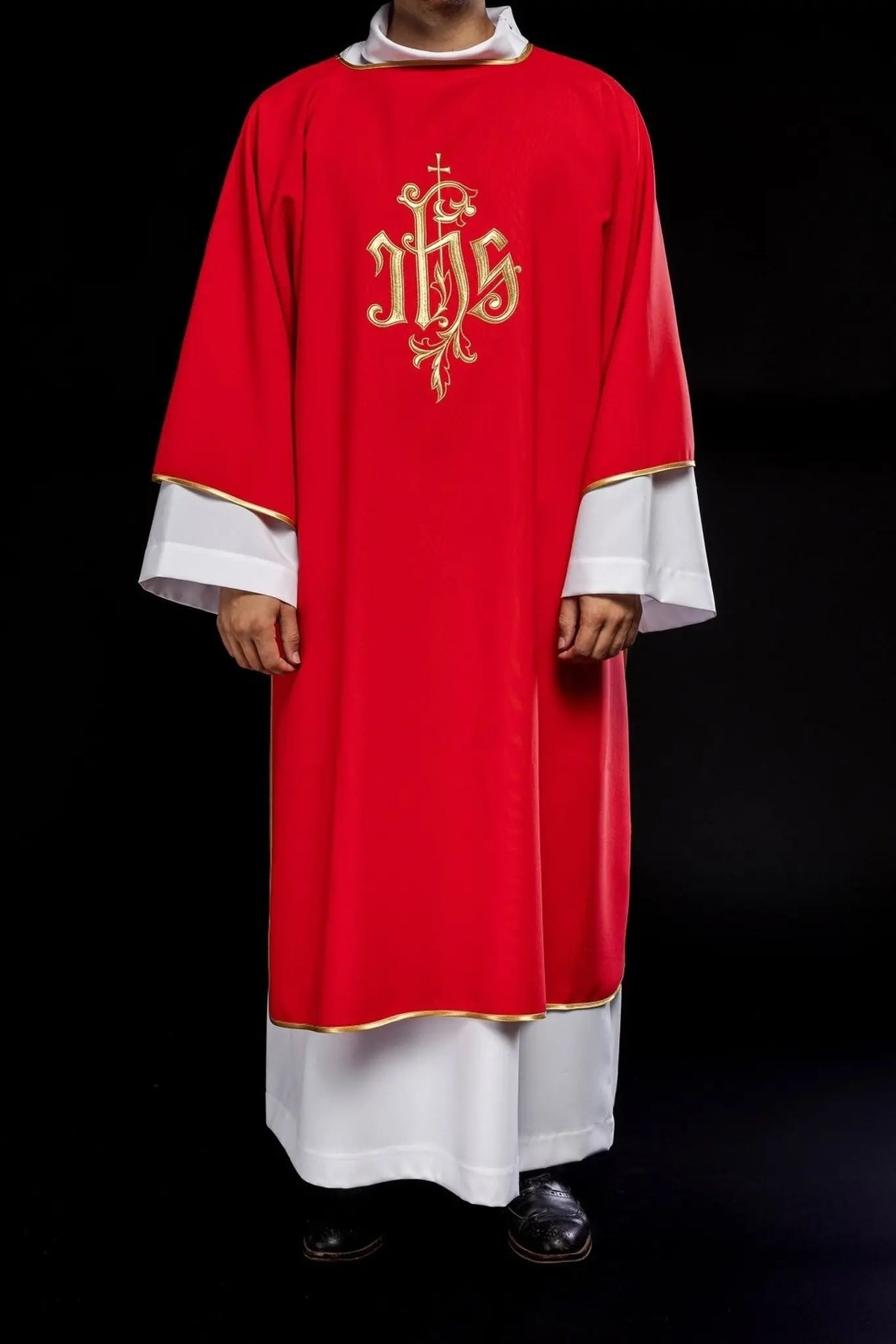 Dalmática roja con diseño bordado IHS