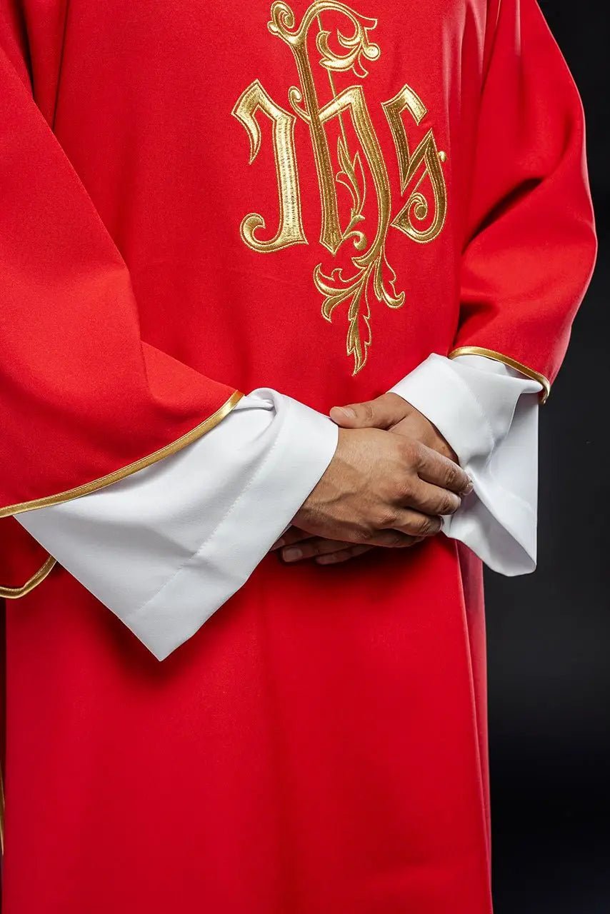 Dalmática roja con diseño bordado IHS