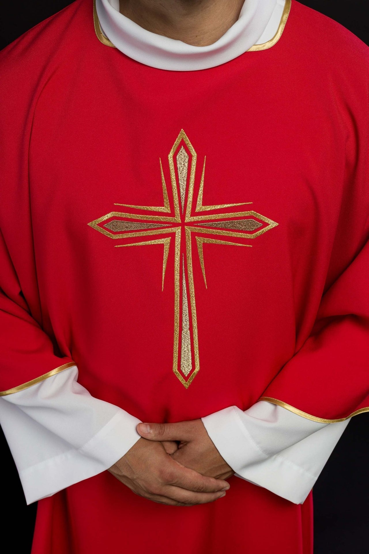 Czerwona Dalmatyka z haftowanym złotym krzyżem