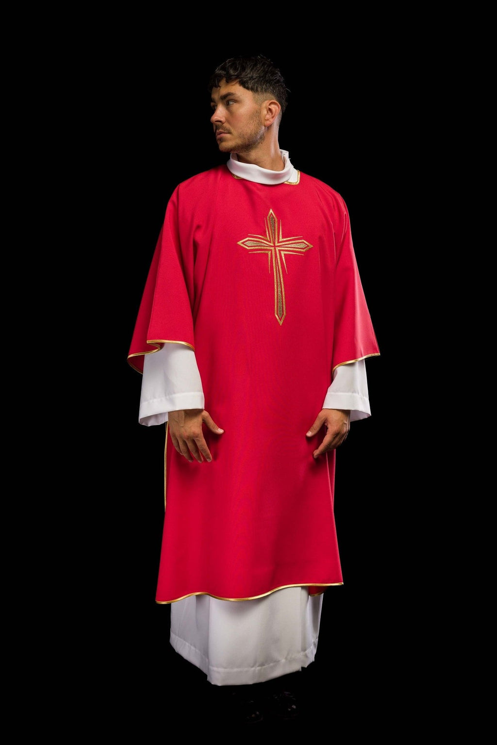 Czerwona Dalmatyka z haftowanym złotym krzyżem