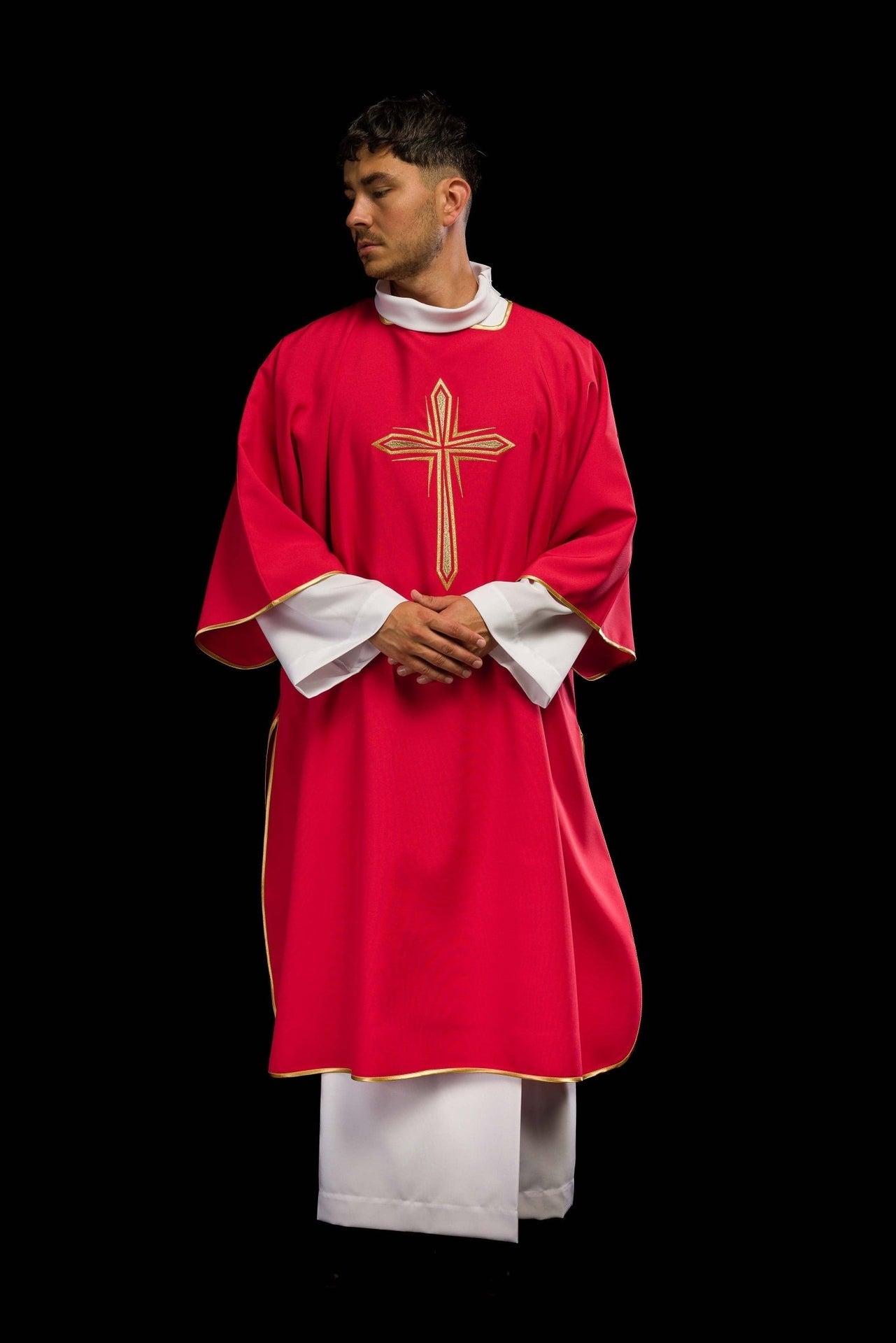Czerwona Dalmatyka z haftowanym złotym krzyżem