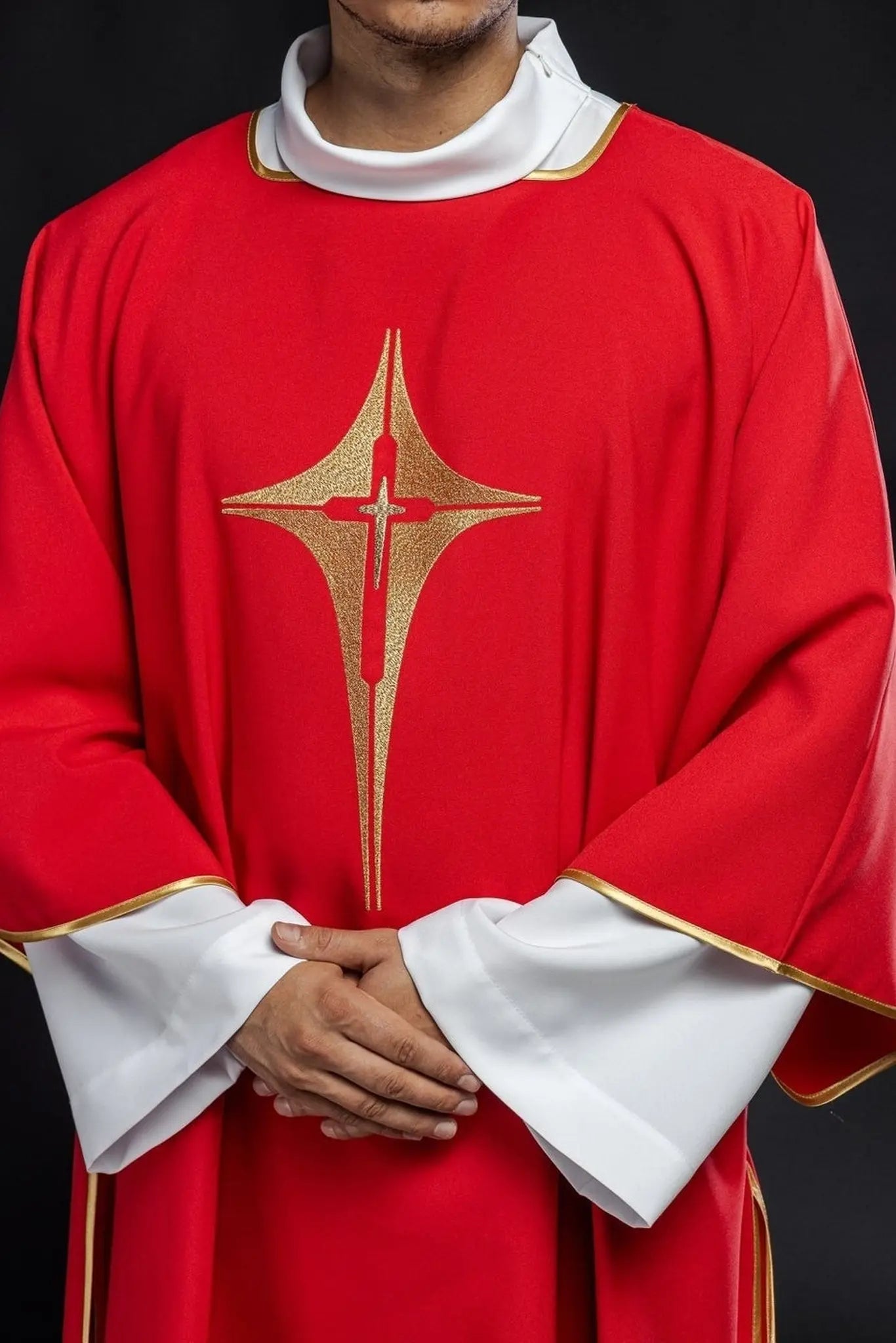 Dalmática roja con cruz dorada bordada
