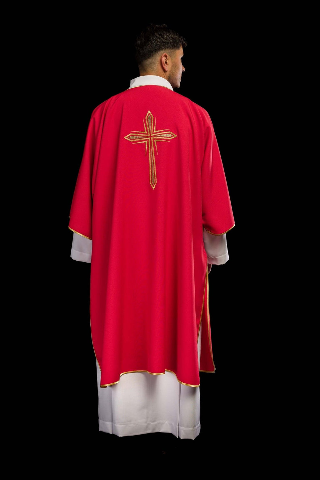 Czerwona Dalmatyka z haftowanym złotym krzyżem