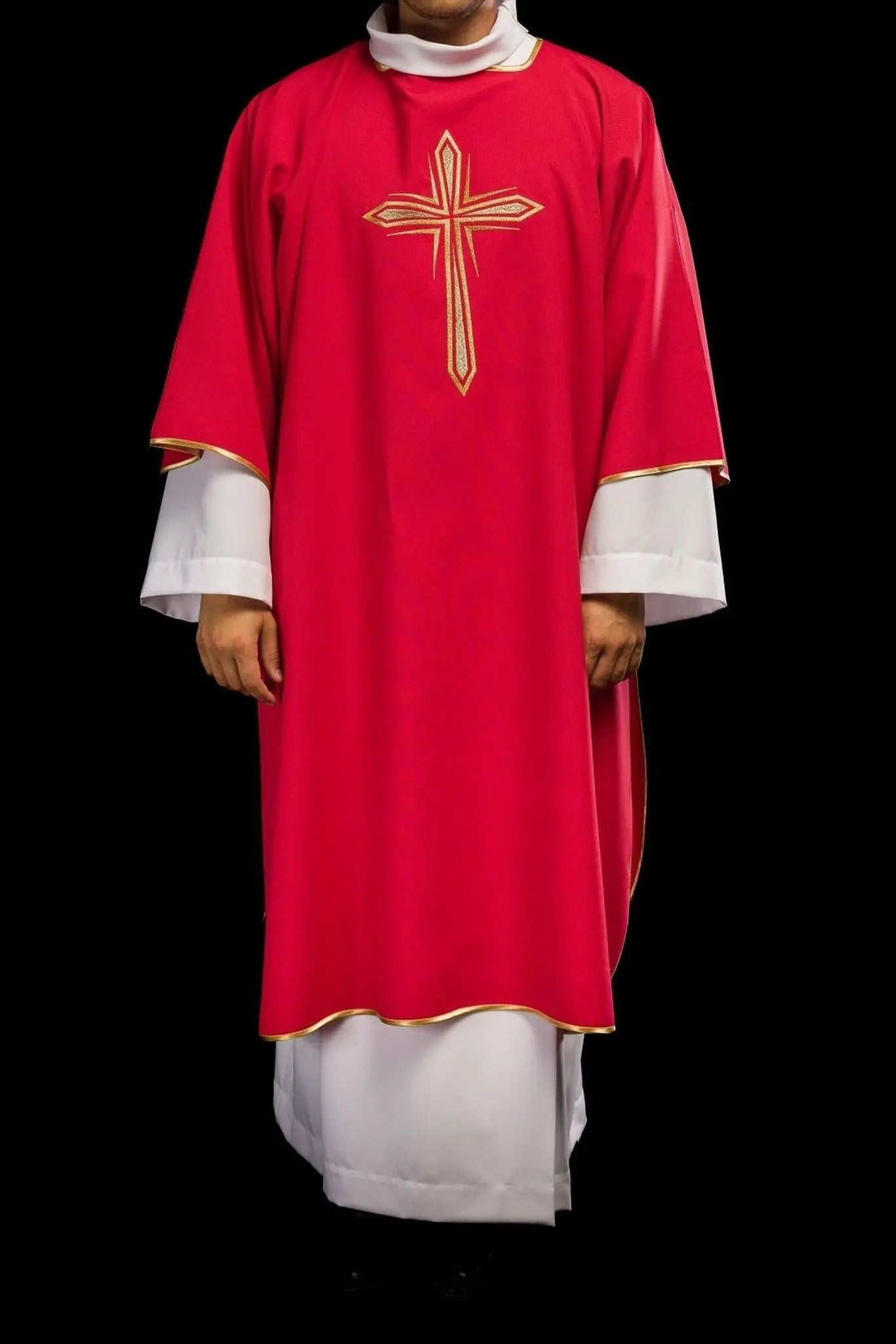 Dalmatica roja con cruz dorada bordada