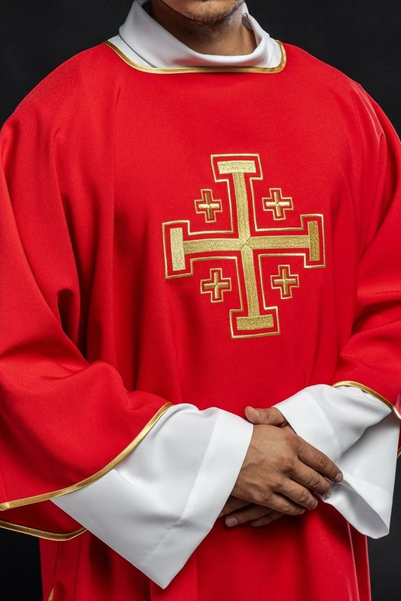Dalmática roja con cruces doradas bordadas