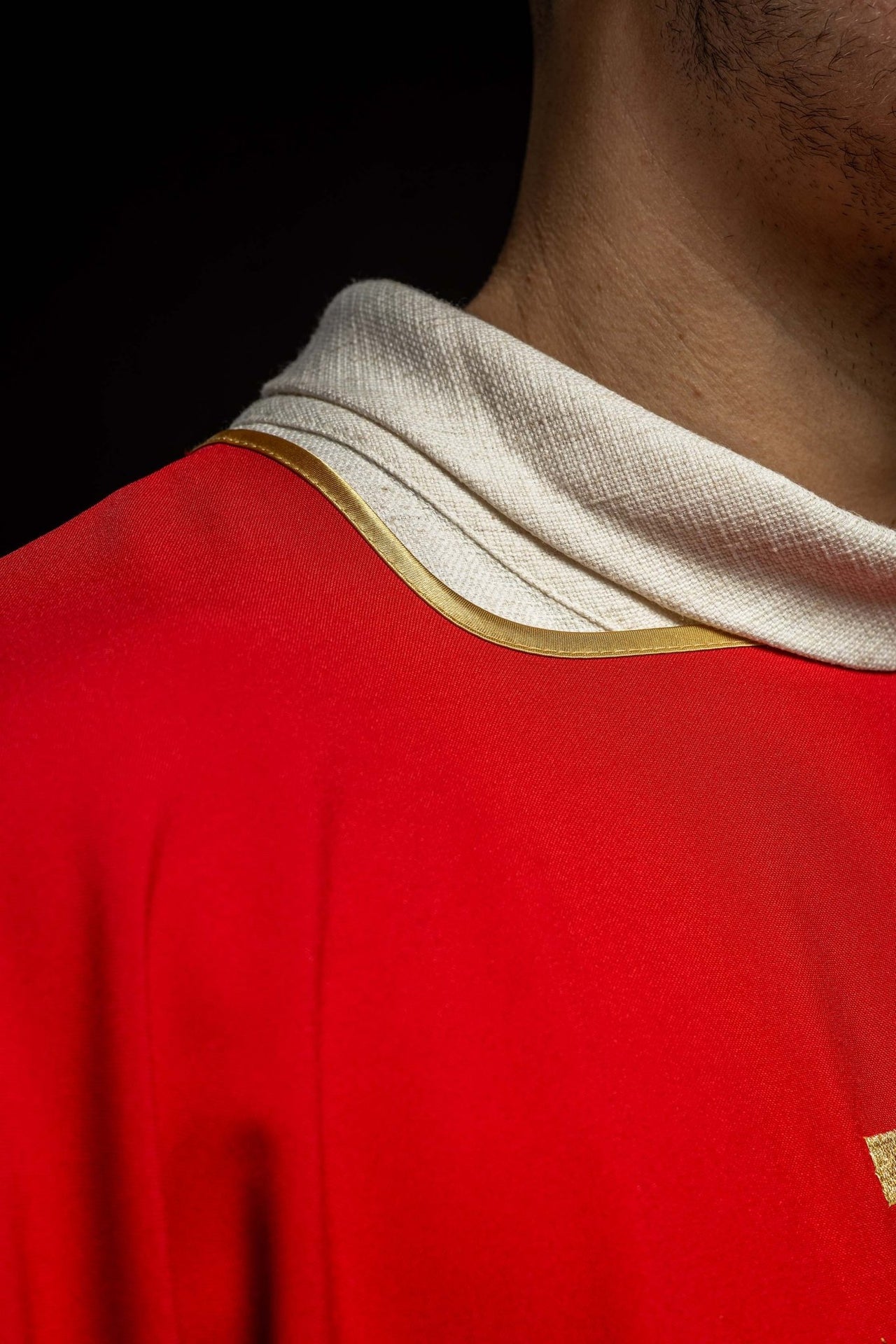 Czerwona dalmatyka z złotym haftem krzyża Pax