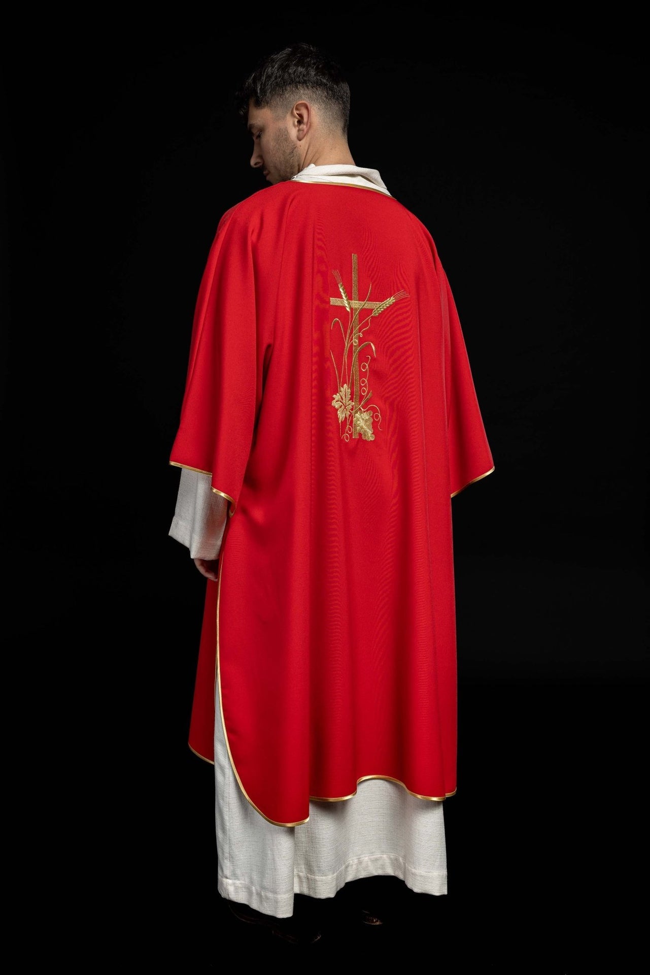 Czerwona dalmatyka z złotym haftem krzyża Pax