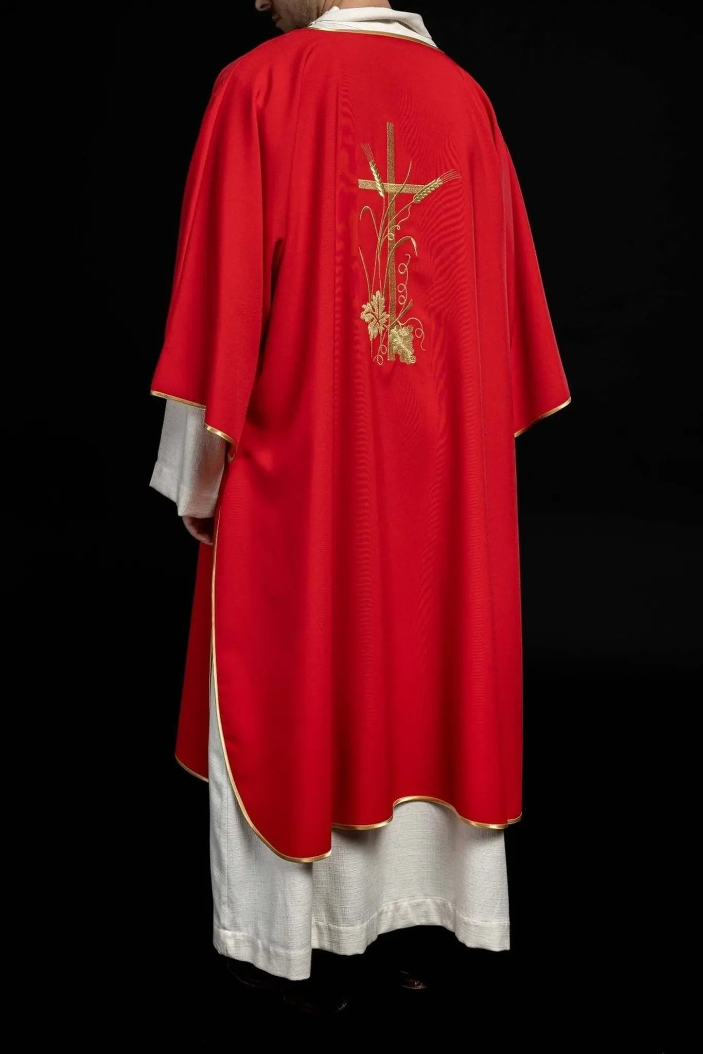 Dalmatica roja con bordado de cruz Pax dorada