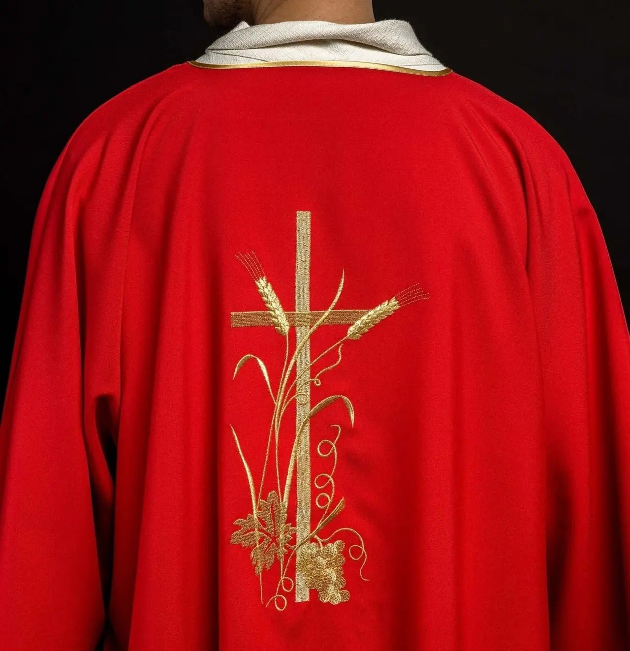 Dalmatica roja con bordado de cruz Pax dorada