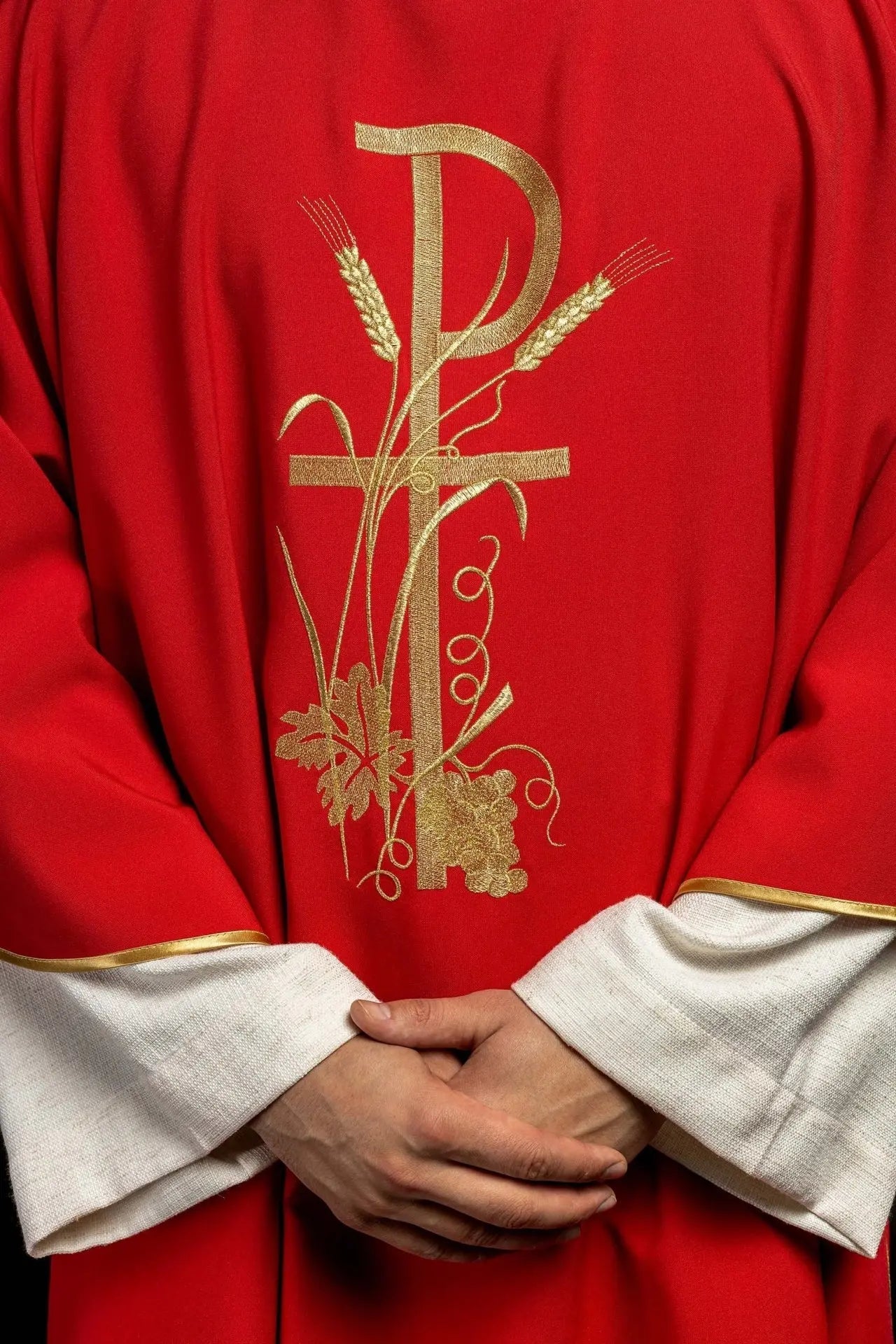 Dalmatica roja con bordado de cruz Pax dorada