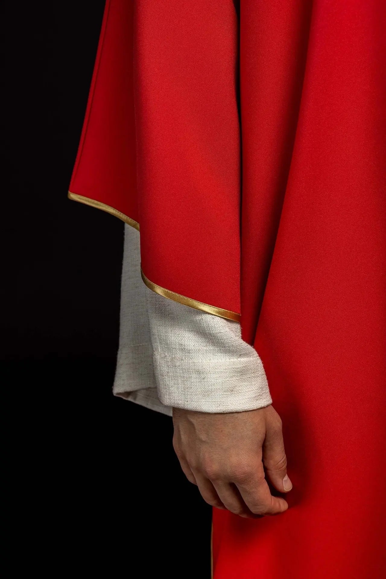 Dalmatica roja con bordado de cruz Pax dorada