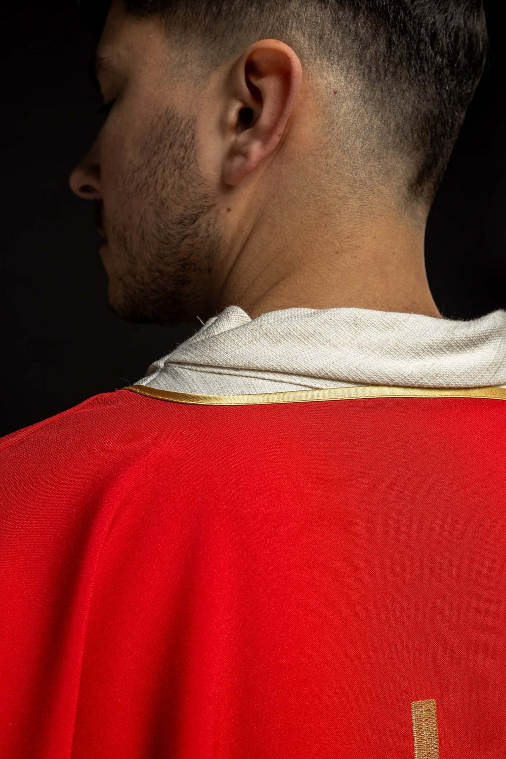 Czerwona dalmatyka z złotym haftem krzyża Pax