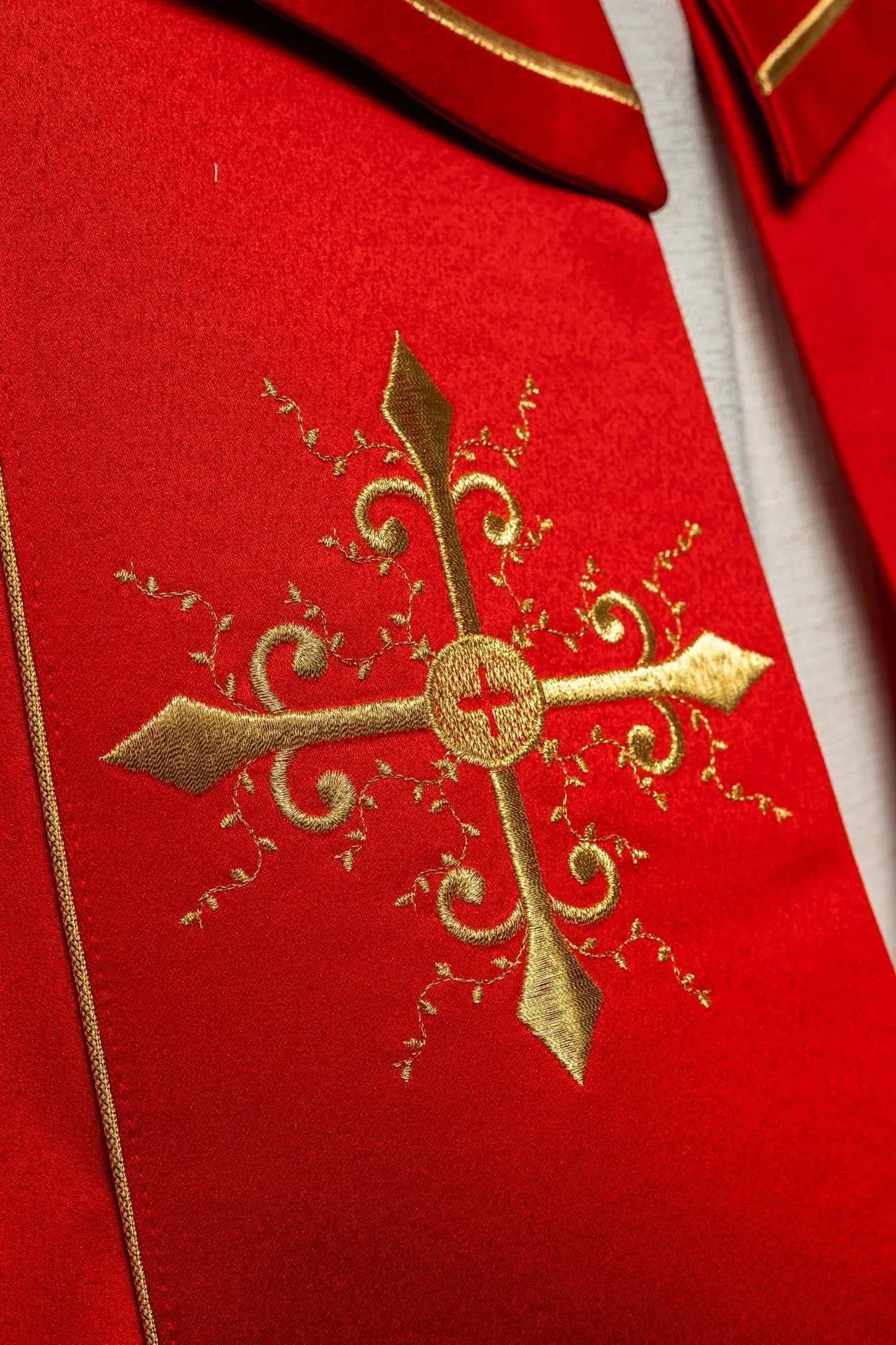 Capa litúrgica roja con bordado de cruces doradas