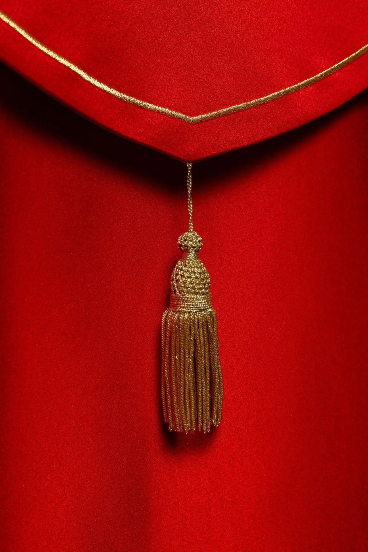 Capa litúrgica roja con bordado de cruces doradas